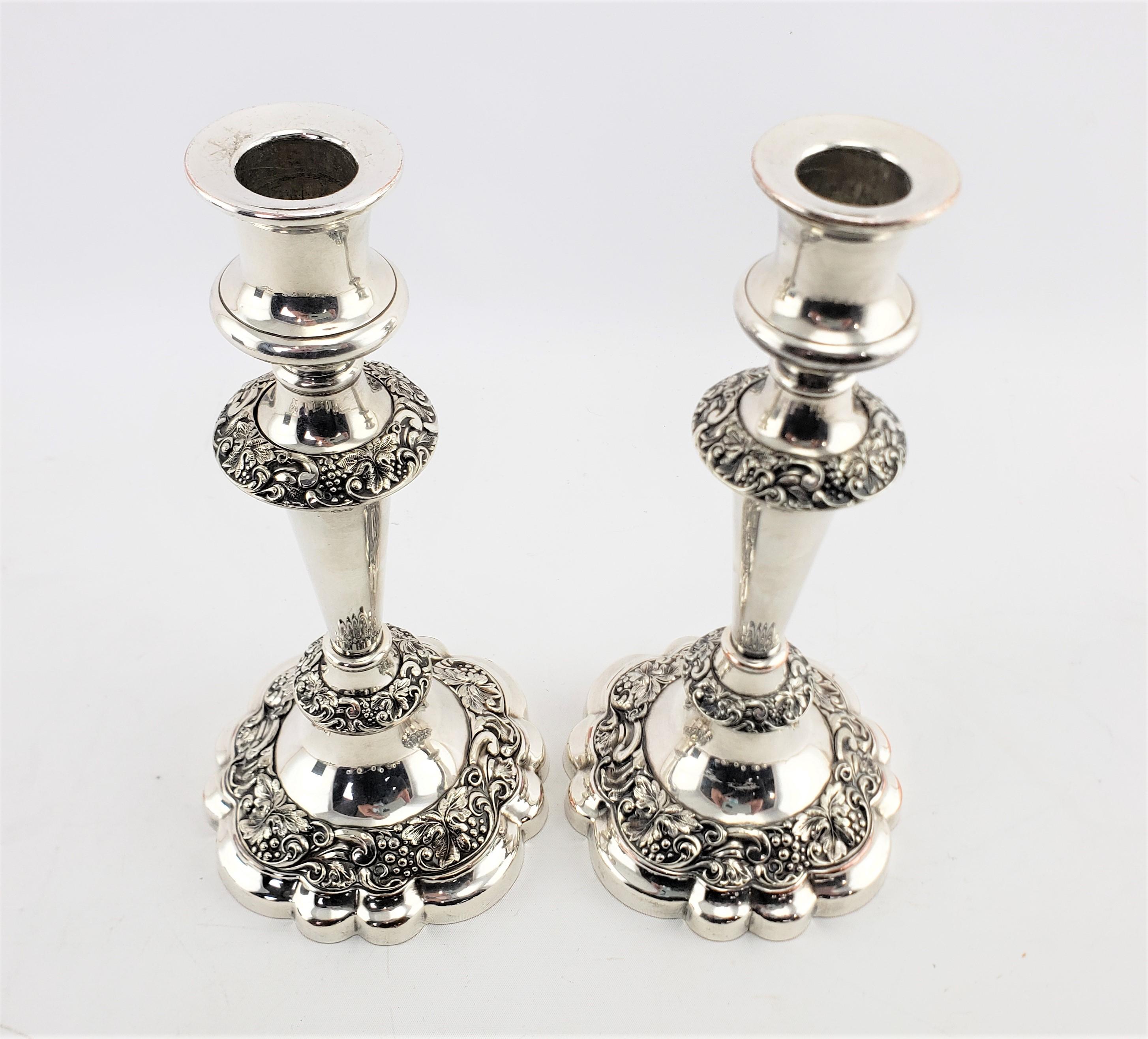 Pareja de candelabros convertibles chapados en plata antiguos Barker-Ellis en venta 4