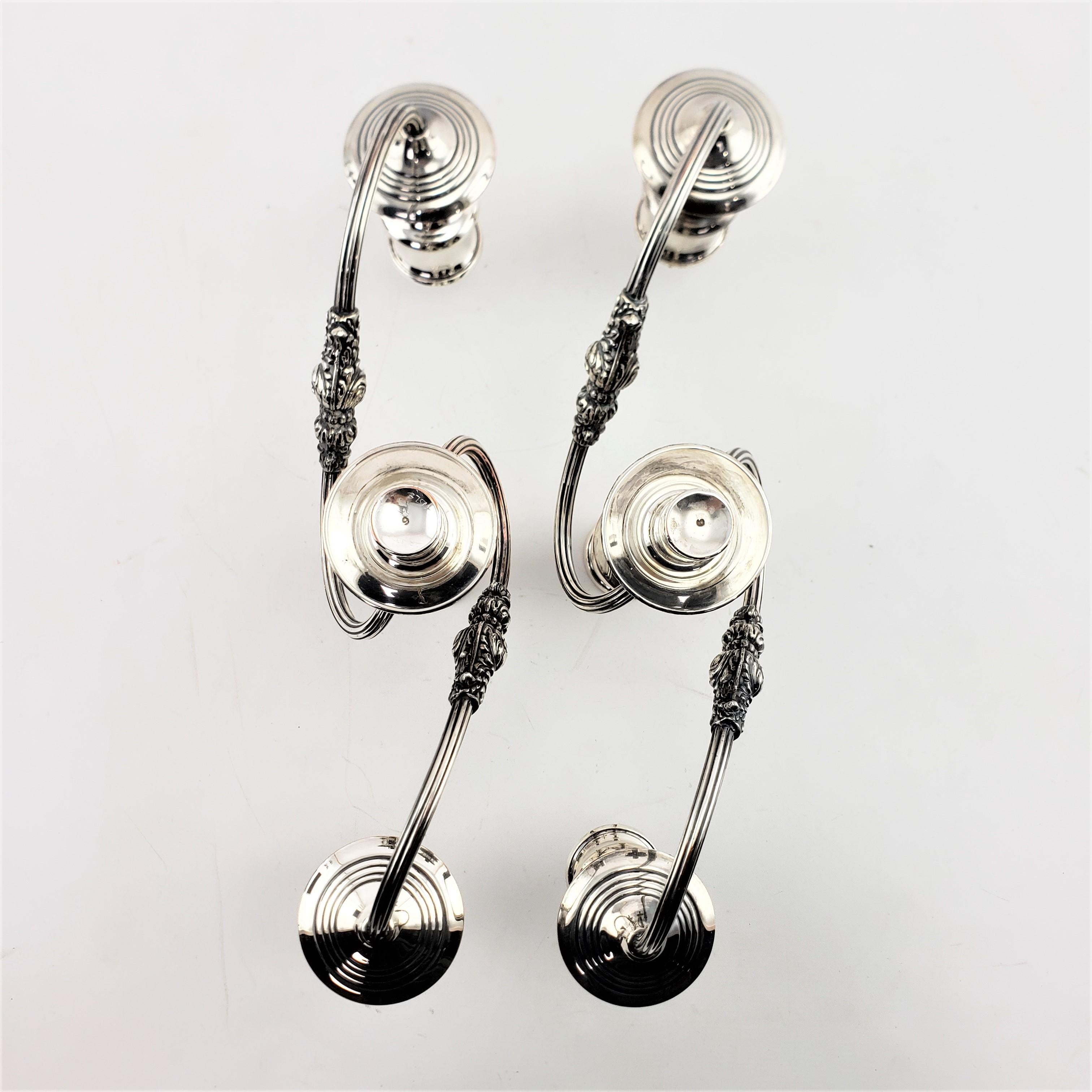 Pareja de candelabros convertibles chapados en plata antiguos Barker-Ellis en venta 9