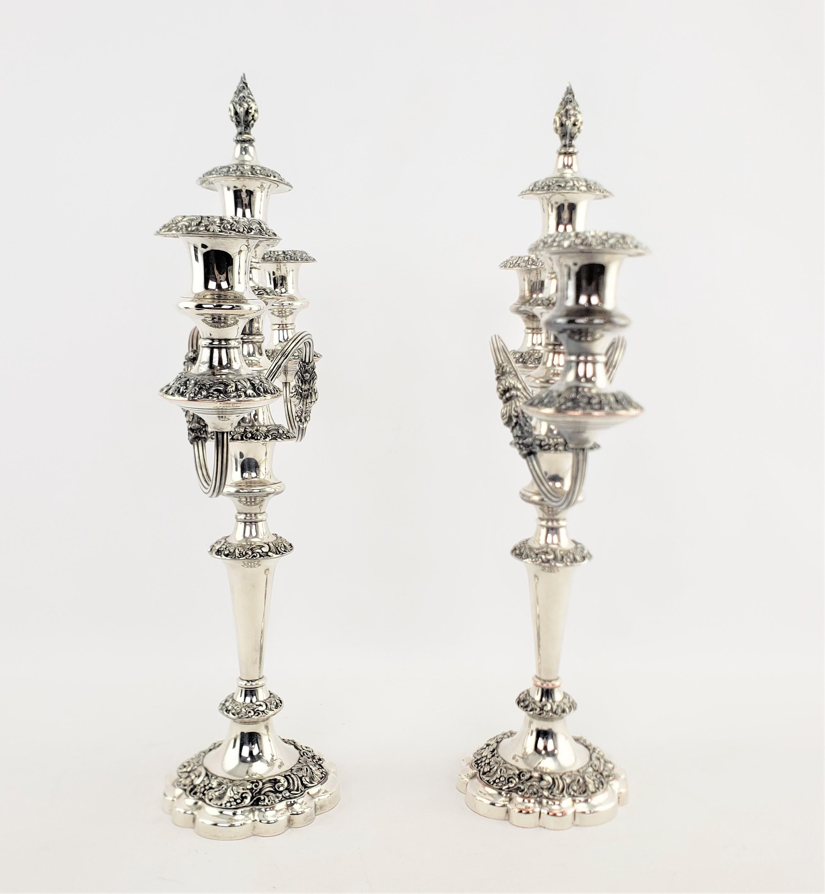 Pareja de candelabros convertibles chapados en plata antiguos Barker-Ellis Victoriano en venta
