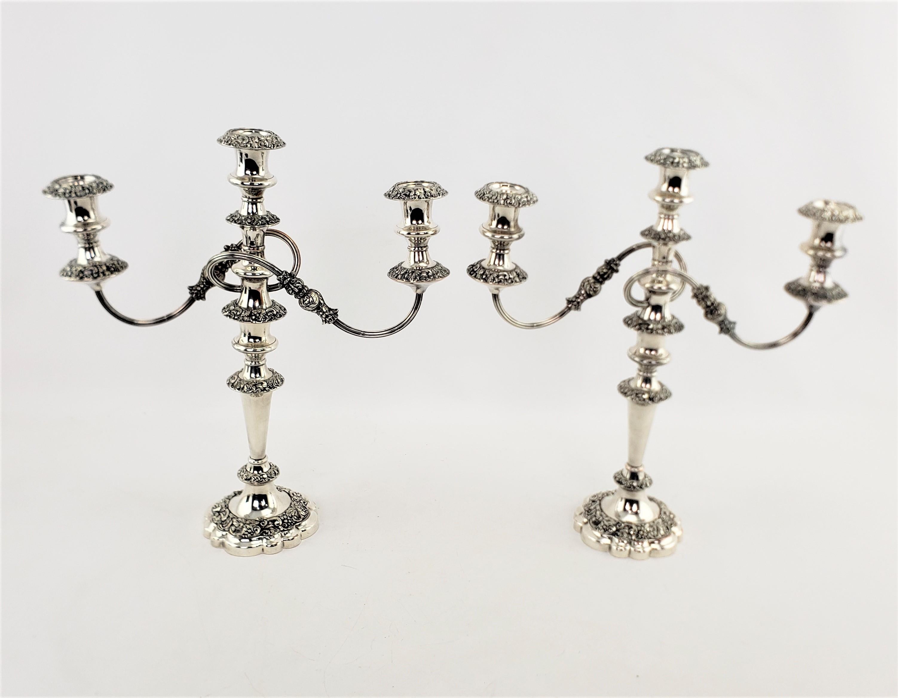 Pareja de candelabros convertibles chapados en plata antiguos Barker-Ellis en venta 1