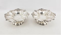 Paar antike versilberte Schalen mit Fuß aus Barker-Ellis mit Blumendekoration