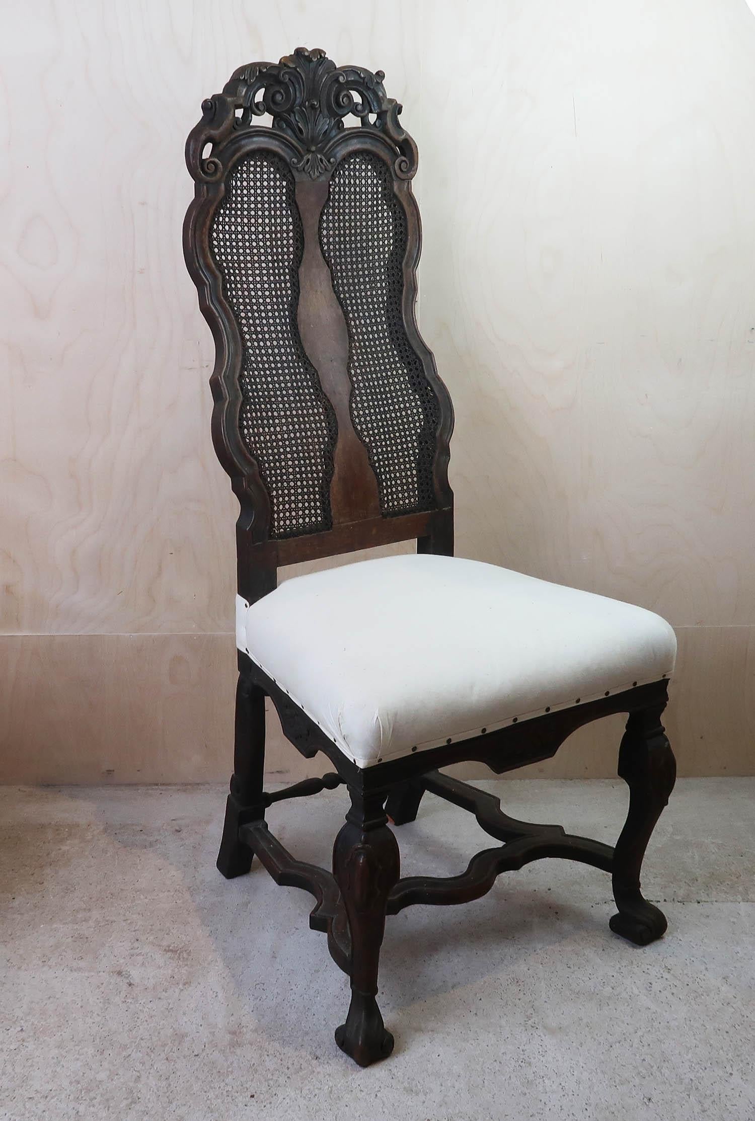 Colonial hollandais Paire de chaises d'appoint anciennes de style baroque hollandais en noyer sculpté et en bergère. en vente