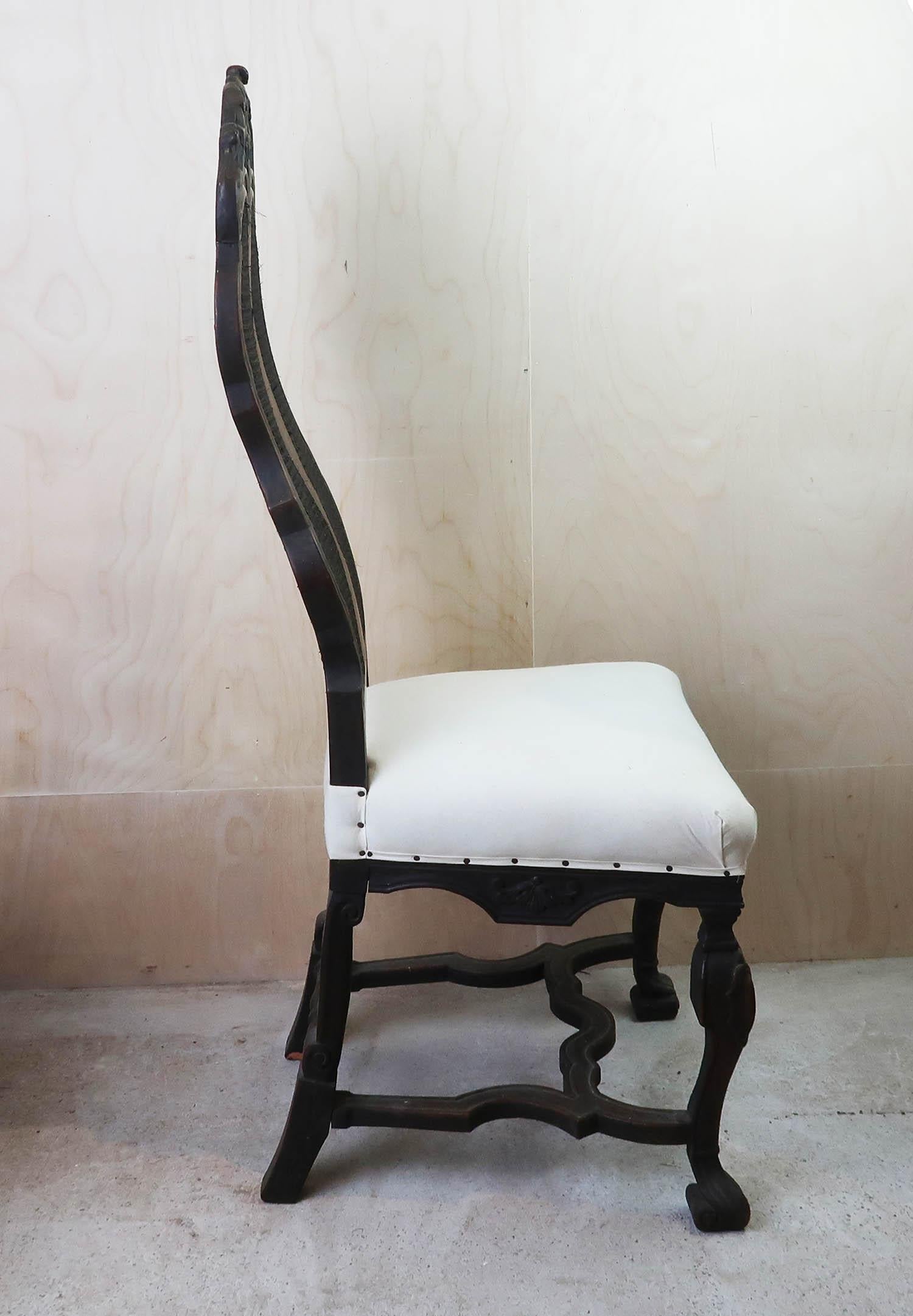 Néerlandais Paire de chaises d'appoint anciennes de style baroque hollandais en noyer sculpté et en bergère. en vente