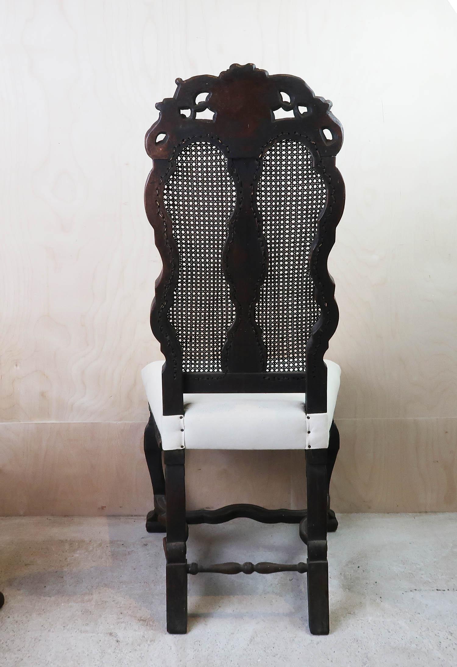 Sculpté Paire de chaises d'appoint anciennes de style baroque hollandais en noyer sculpté et en bergère. en vente