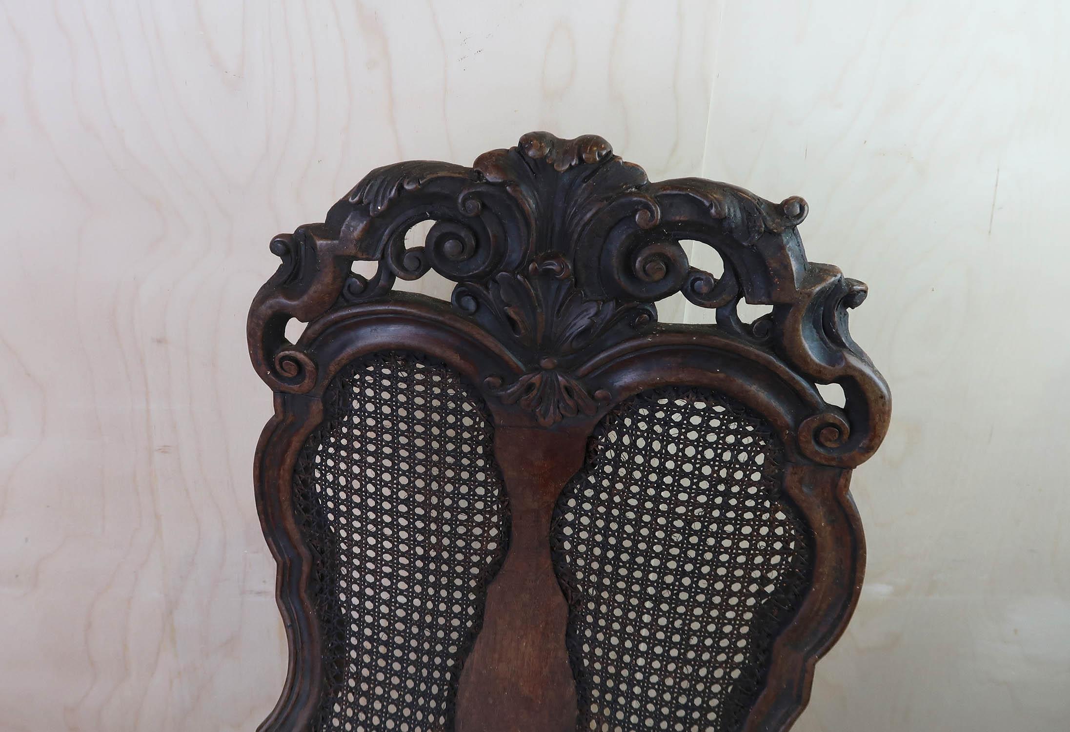 Paire de chaises d'appoint anciennes de style baroque hollandais en noyer sculpté et en bergère. Bon état - En vente à St Annes, Lancashire