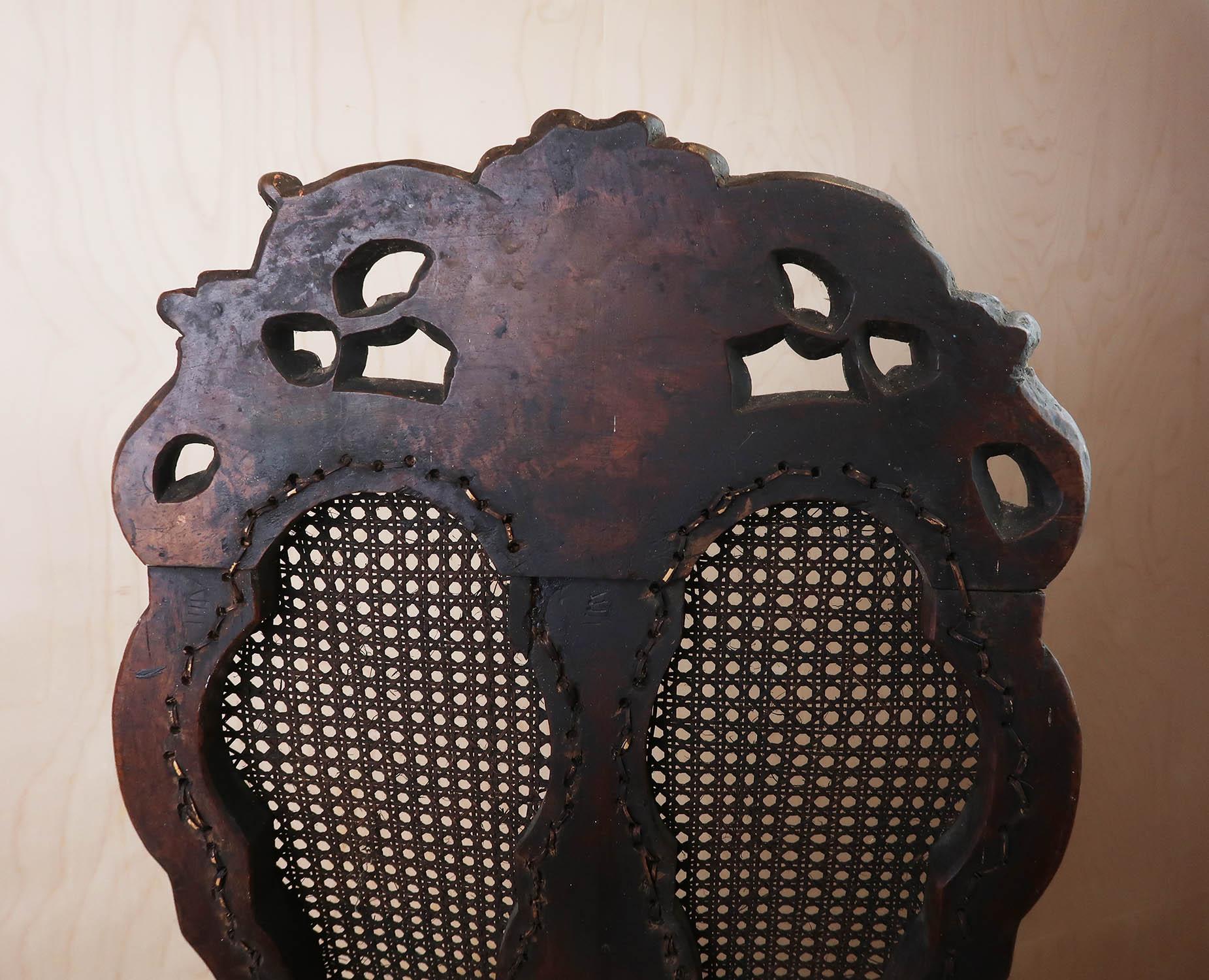 XVIIIe siècle Paire de chaises d'appoint anciennes de style baroque hollandais en noyer sculpté et en bergère. en vente