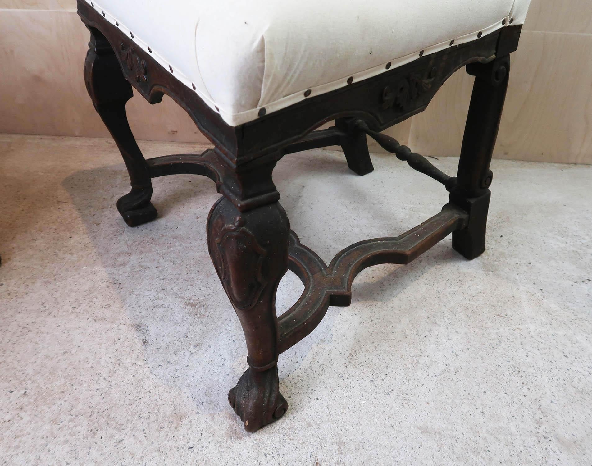 Noyer Paire de chaises d'appoint anciennes de style baroque hollandais en noyer sculpté et en bergère. en vente