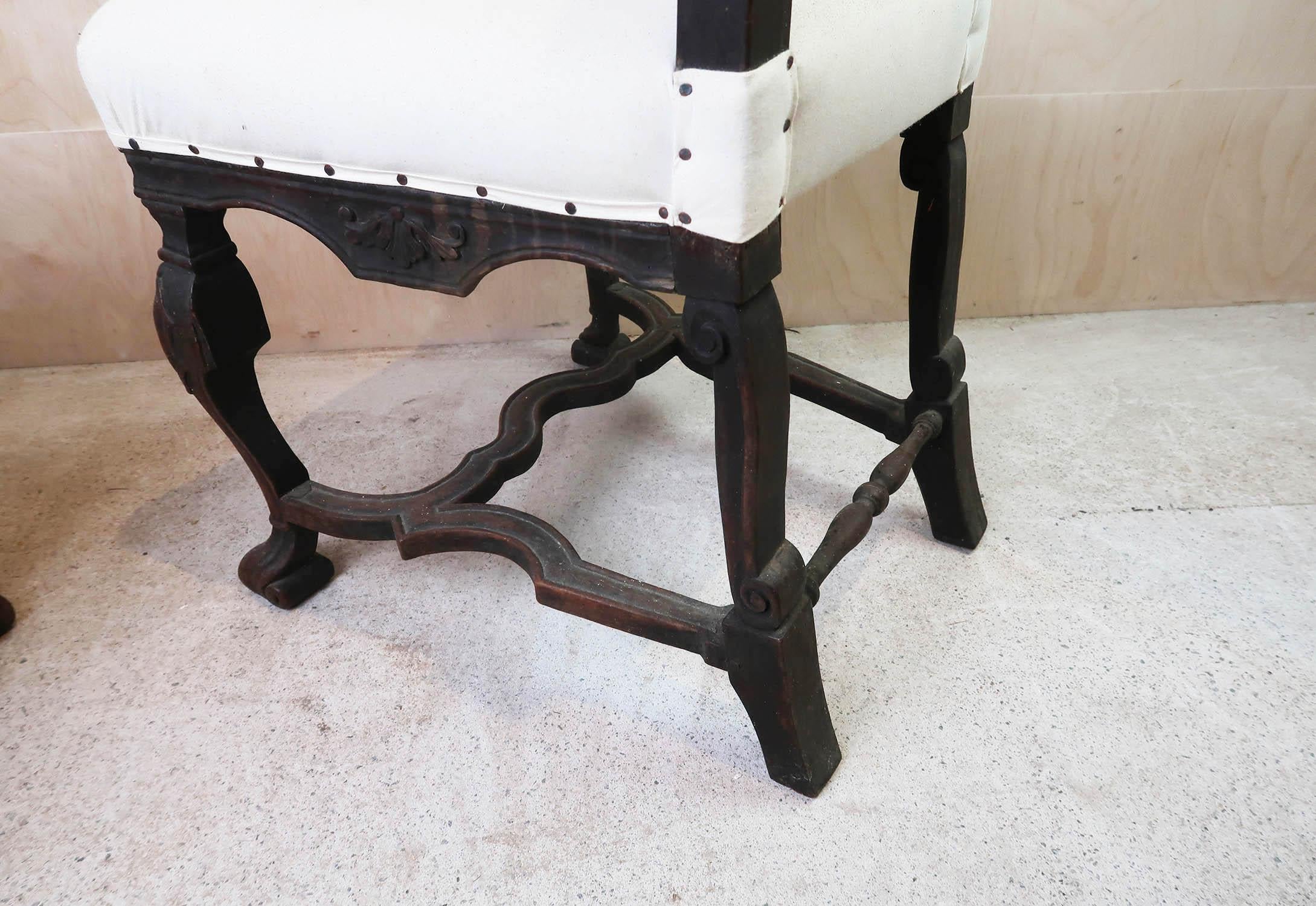 Paire de chaises d'appoint anciennes de style baroque hollandais en noyer sculpté et en bergère. en vente 1
