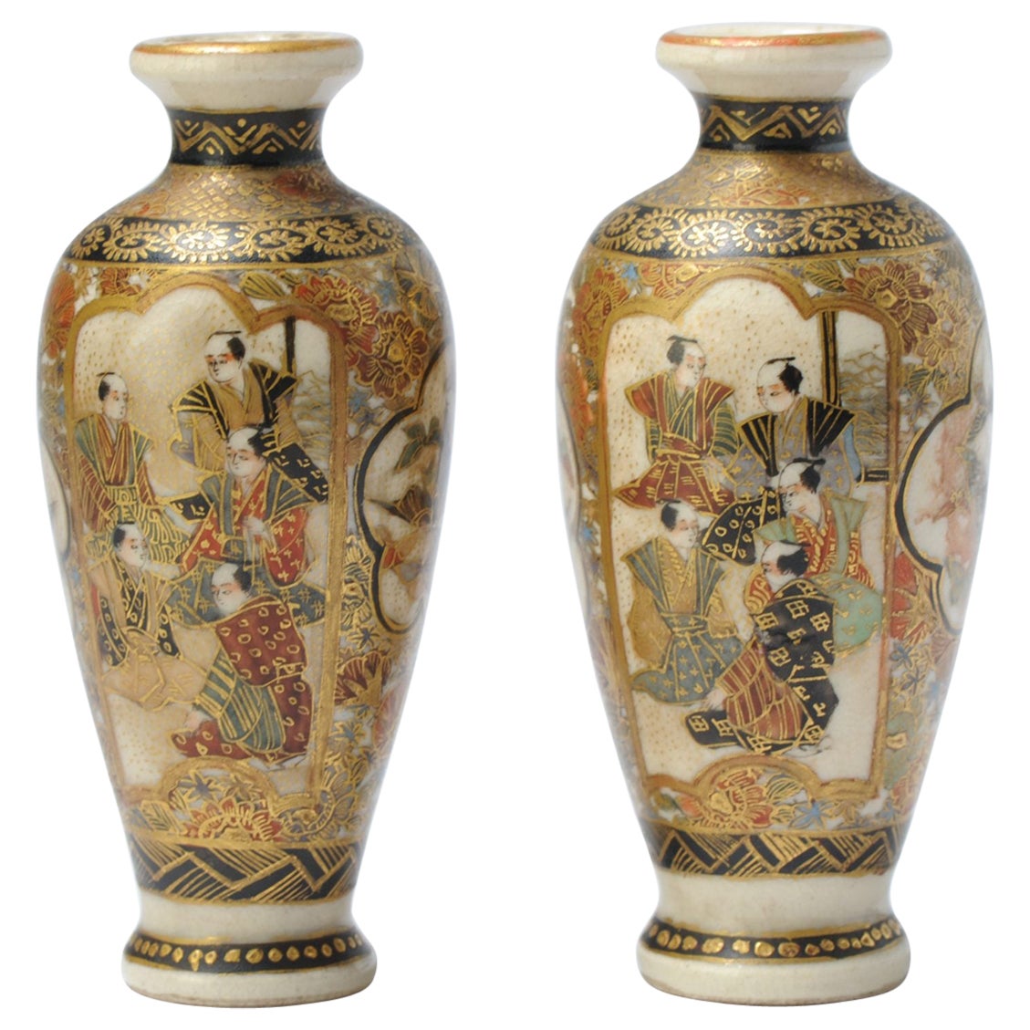 Pareja de Jarrones Japoneses Antiguos Satsuma con Figuras de Paisaje, Siglo XIX