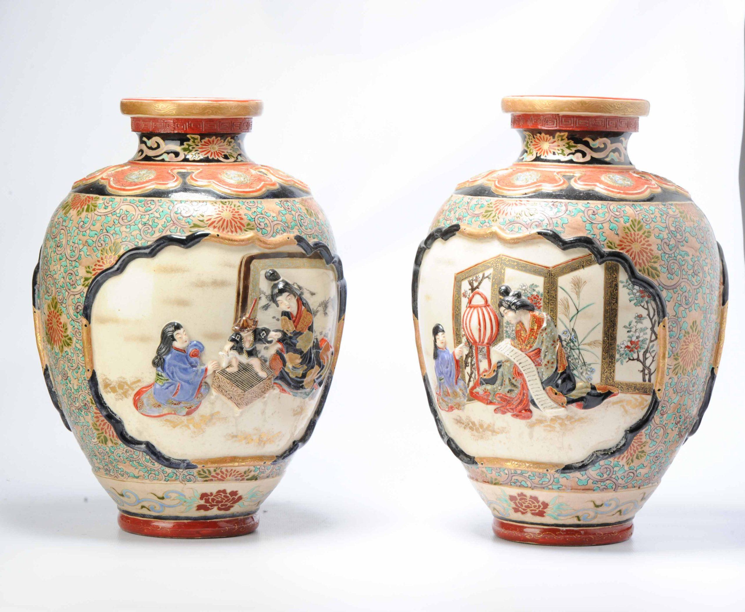 Paire de vases de forme balustre en faïence japonaise stsuma, moulés avec une scène de dames jouant au go et faisant de la calligraphie. Il y a un soulagement.

Non marqué

Informations complémentaires :
MATERIAL : Porcelaine et poterie
Région