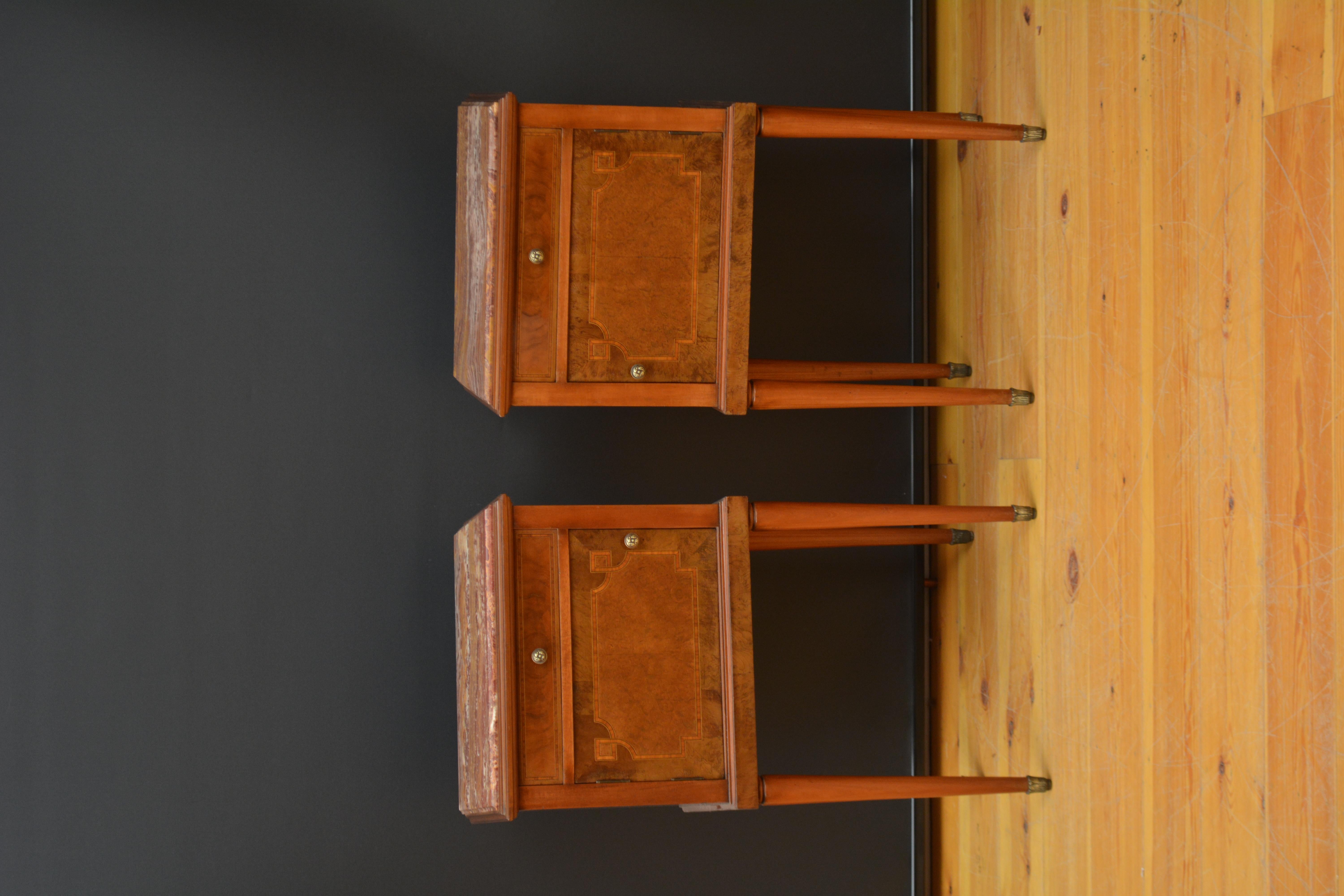 Sn5628 Coppia di comodini in legno multiplo molto belli, ciascuno dei quali ha un piano originale con inserti in onice tigrato sopra un cassetto intarsiato con corde e un'anta a fascia in frassino e intarsiata in amboyna, tutti dotati di maniglie