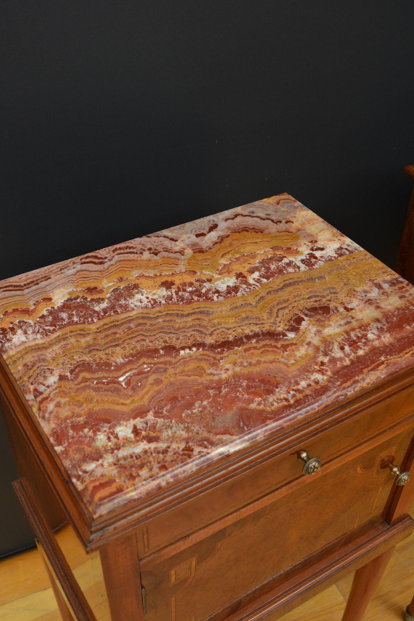 Sn5628 Pareja de atractivas mesillas de noche de varias maderas, cada una con tapa original de ónice de tigre incrustada sobre cajón con incrustaciones de cuerda y puerta de armario con bandas de fresno e incrustaciones de amboyna, todo ello con