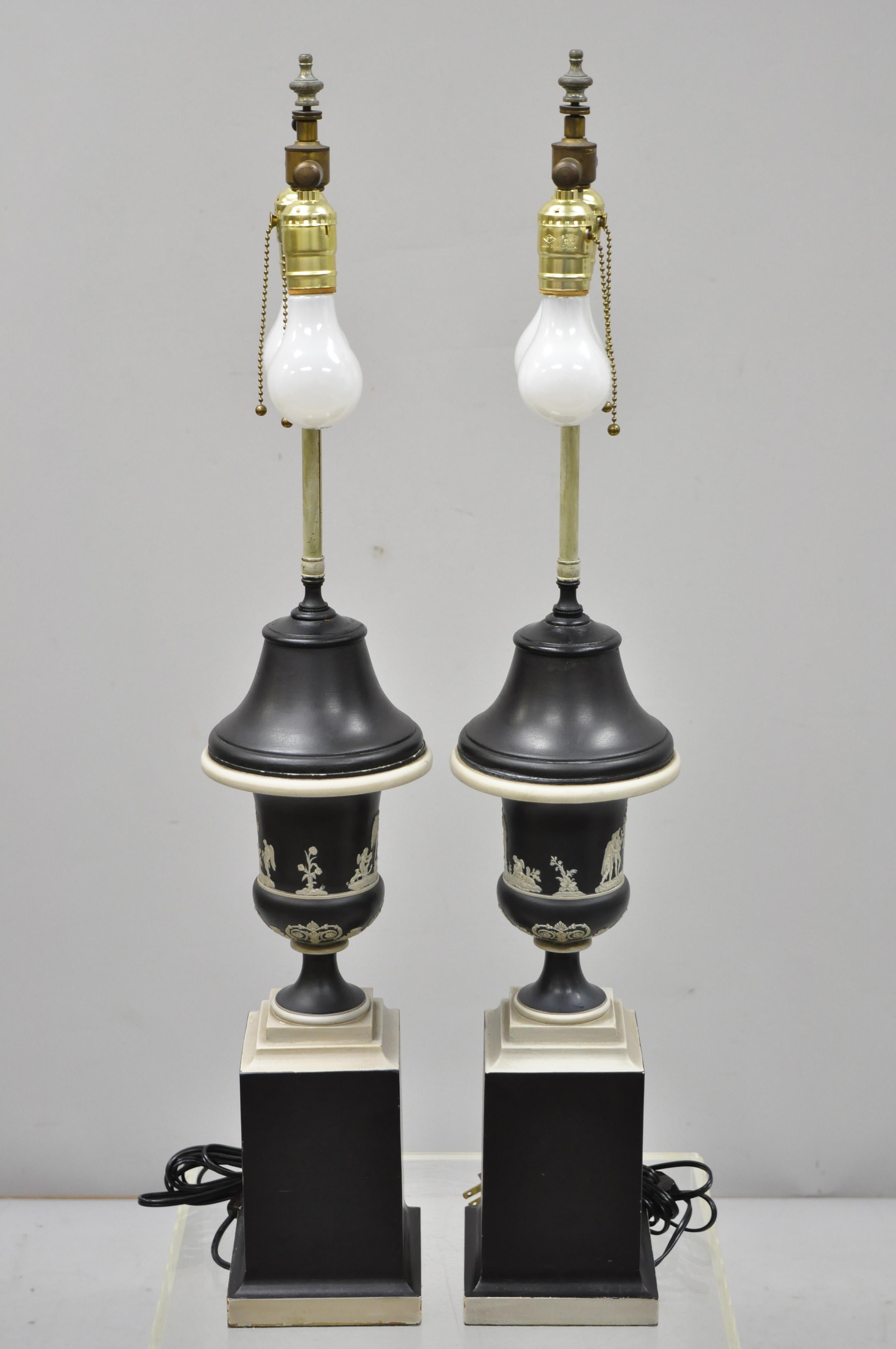 Paire de lampes de table anciennes en jasperware noir et blanc de Wedgwood en vente 4