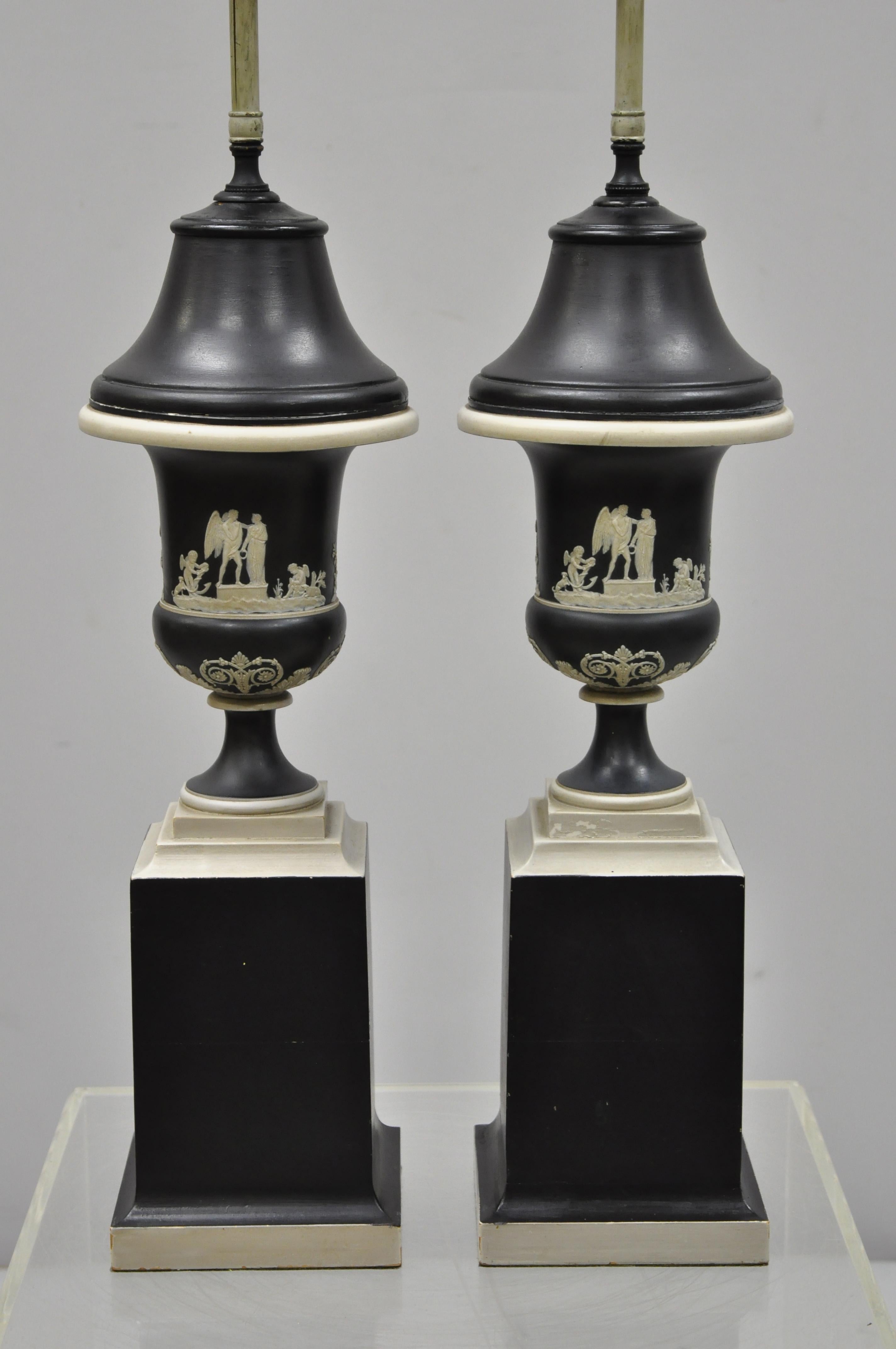 Empire Paire de lampes de table anciennes en jasperware noir et blanc de Wedgwood en vente