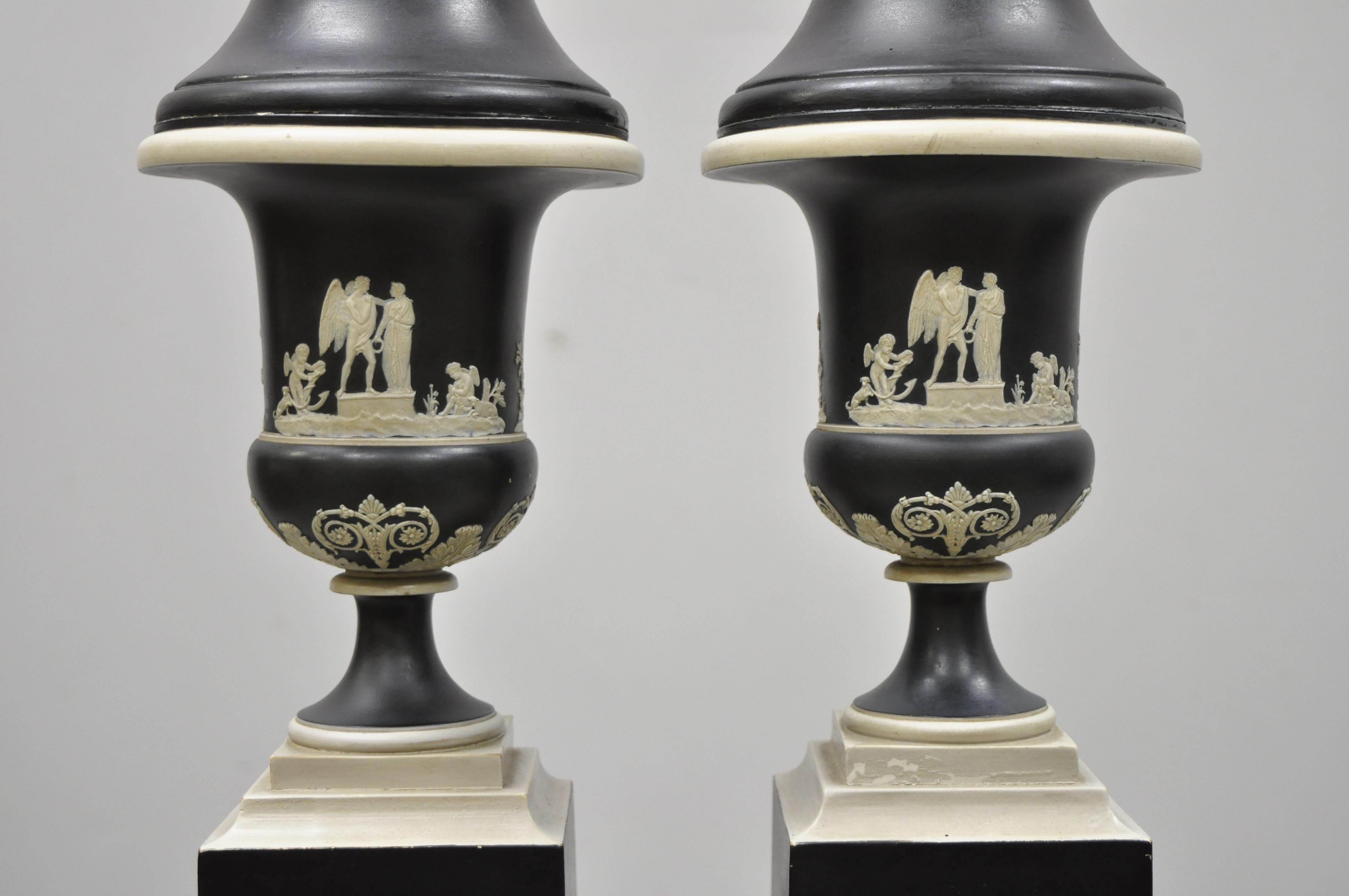 Anglais Paire de lampes de table anciennes en jasperware noir et blanc de Wedgwood en vente