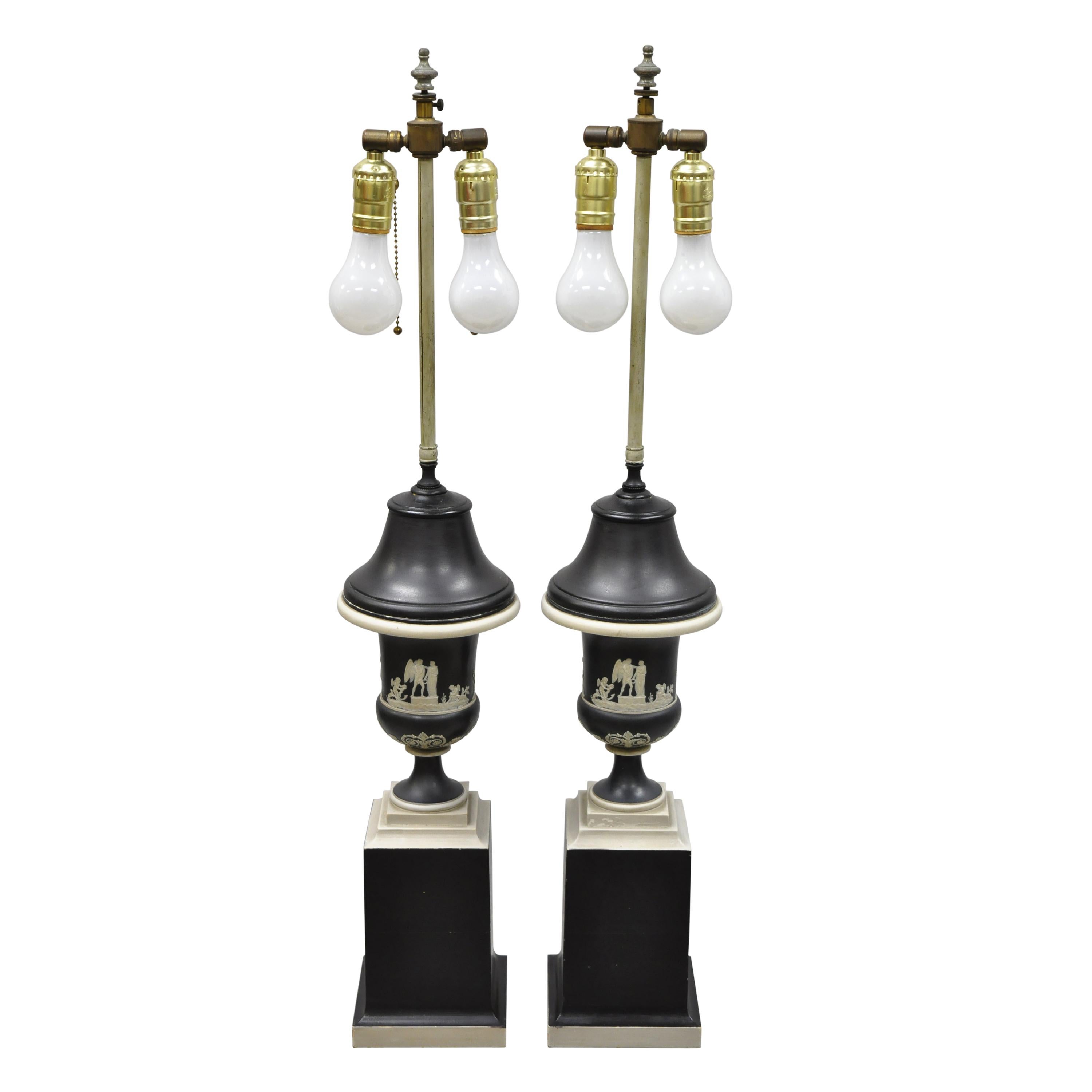 Paire de lampes de table anciennes en jasperware noir et blanc de Wedgwood en vente