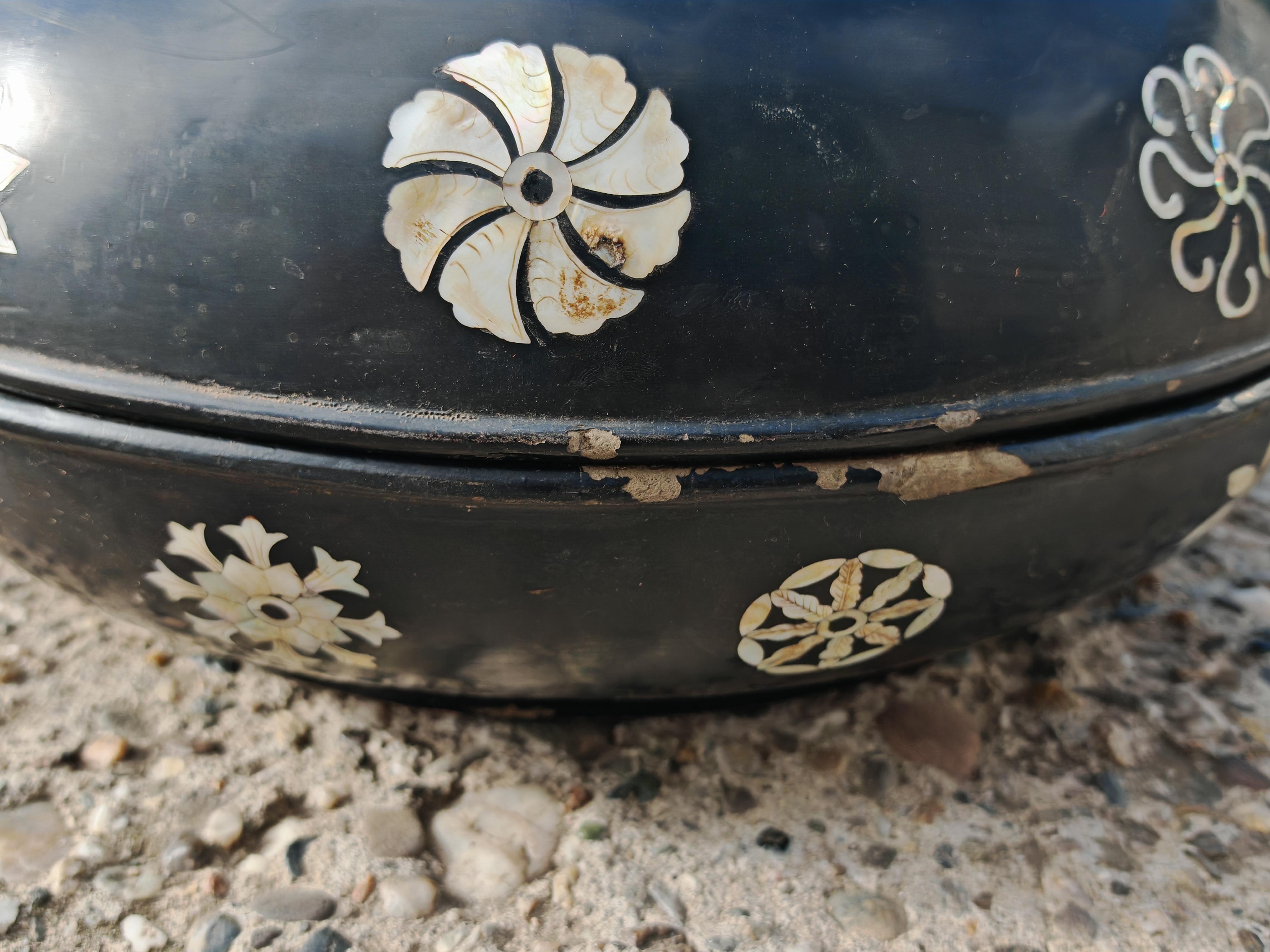 Paire de boîtes décoratives anciennes en bois laqué noir et incrustation de nacre en vente 3