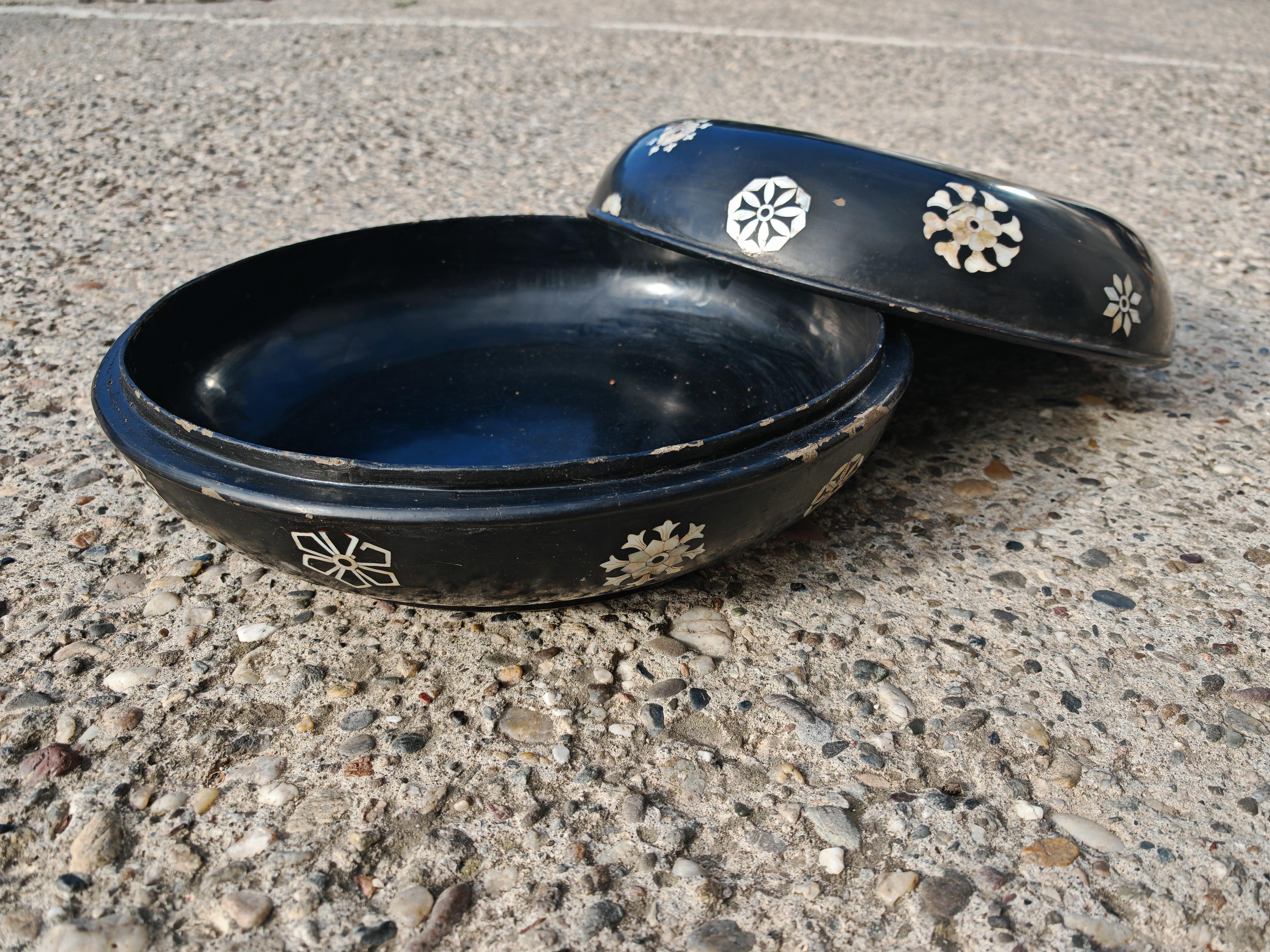 Paire de boîtes décoratives anciennes en bois laqué noir et incrustation de nacre en vente 4