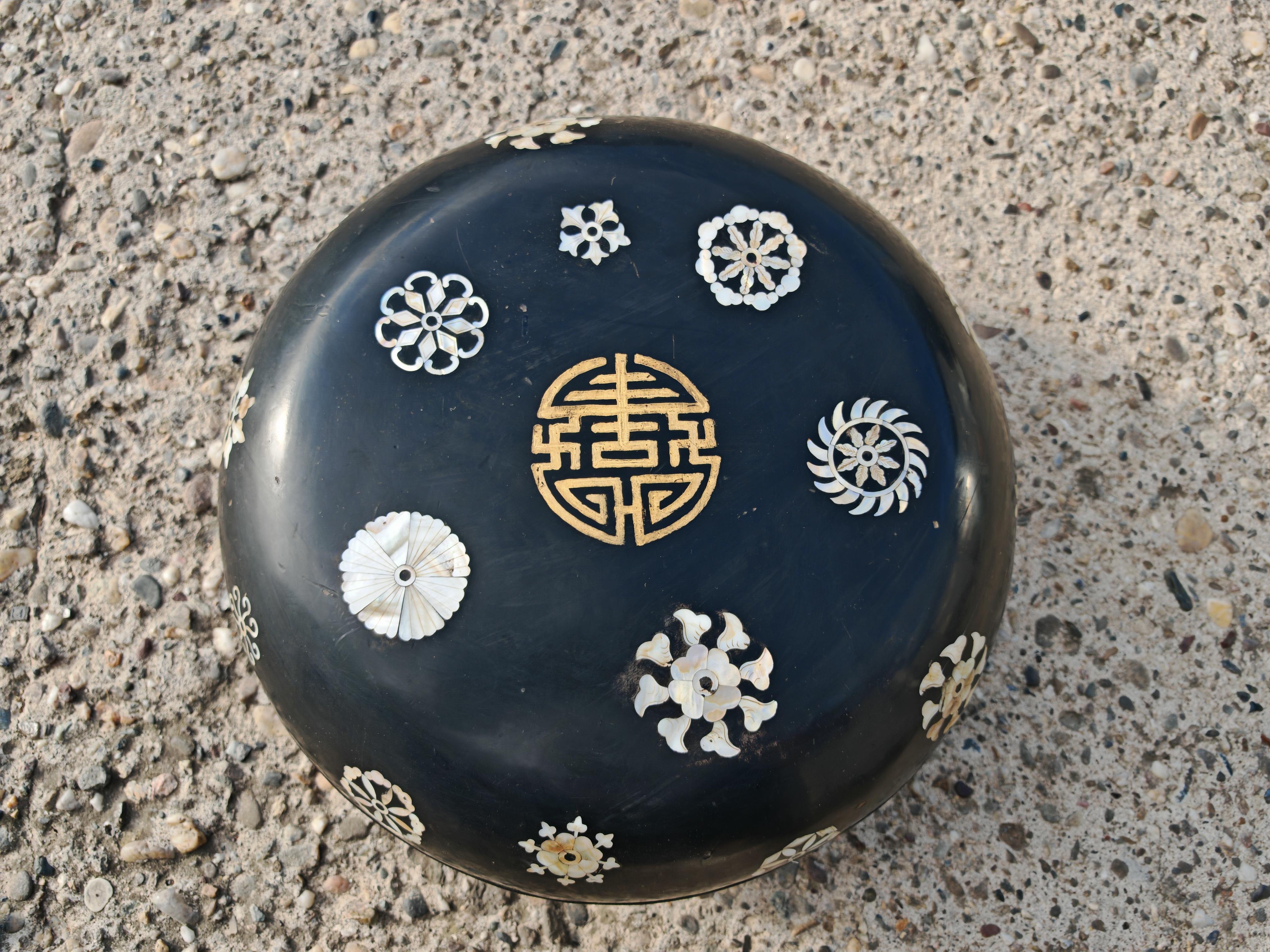 Paire de boîtes décoratives anciennes en bois laqué noir et incrustation de nacre en vente 5