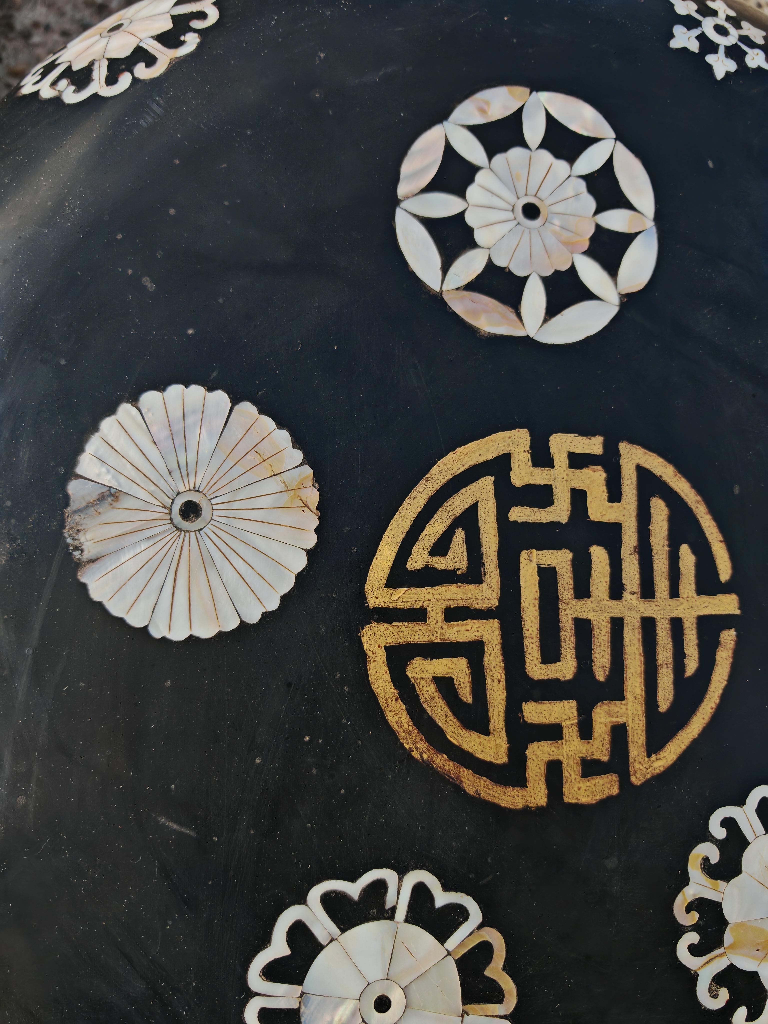 Paire de boîtes décoratives anciennes en bois laqué noir et incrustation de nacre en vente 6