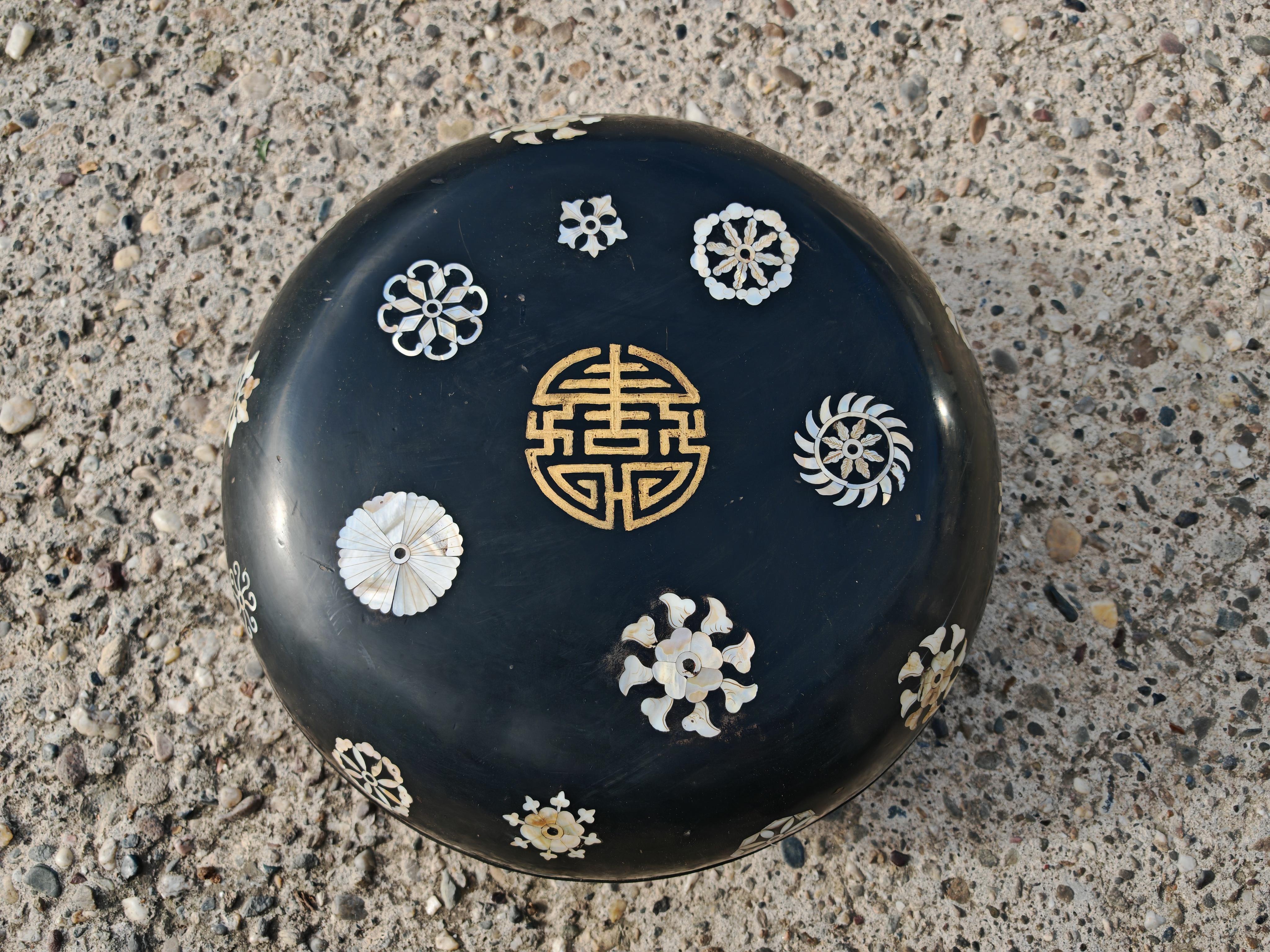 Exportation chinoise Paire de boîtes décoratives anciennes en bois laqué noir et incrustation de nacre en vente