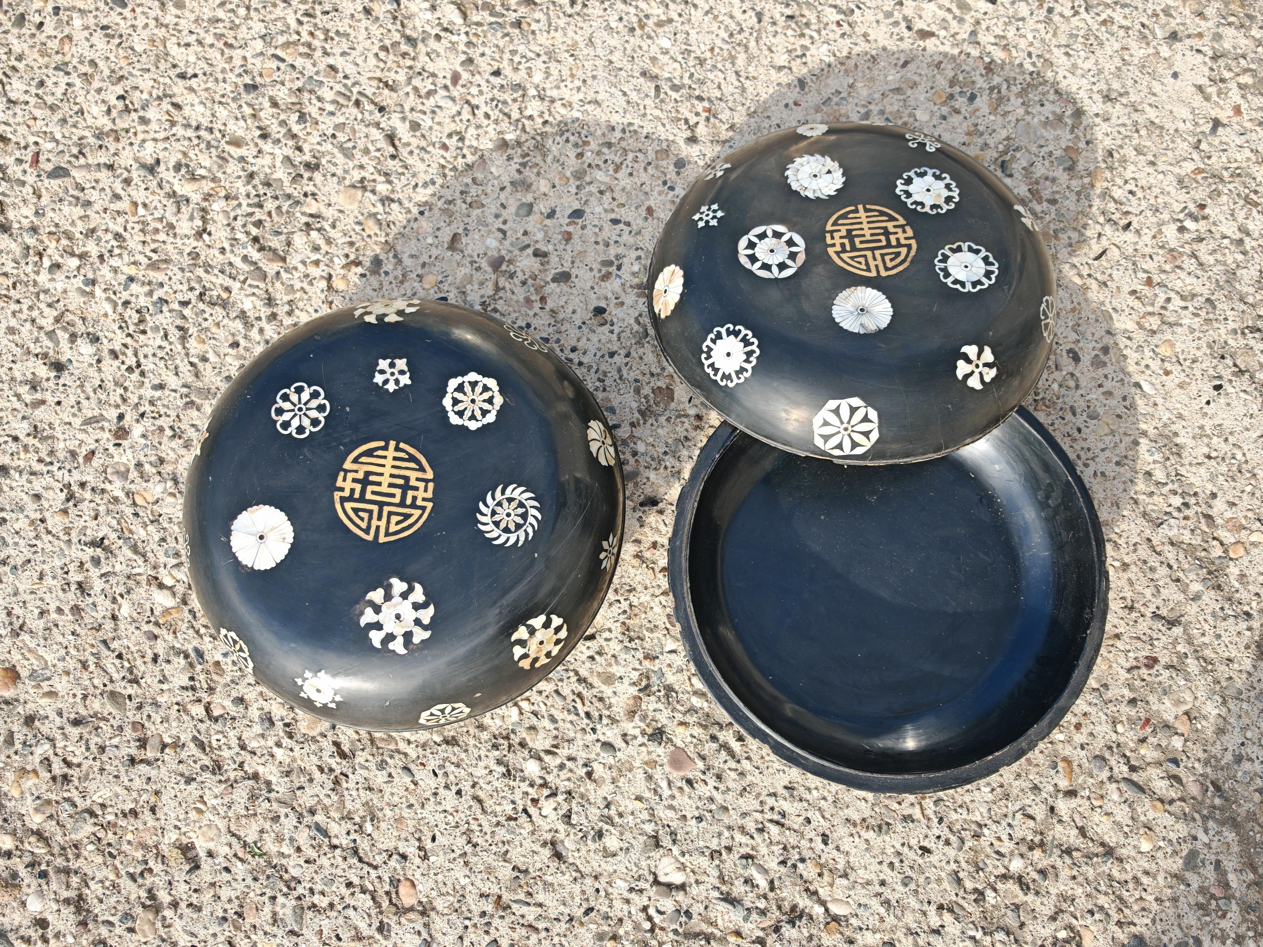 Chinois Paire de boîtes décoratives anciennes en bois laqué noir et incrustation de nacre en vente