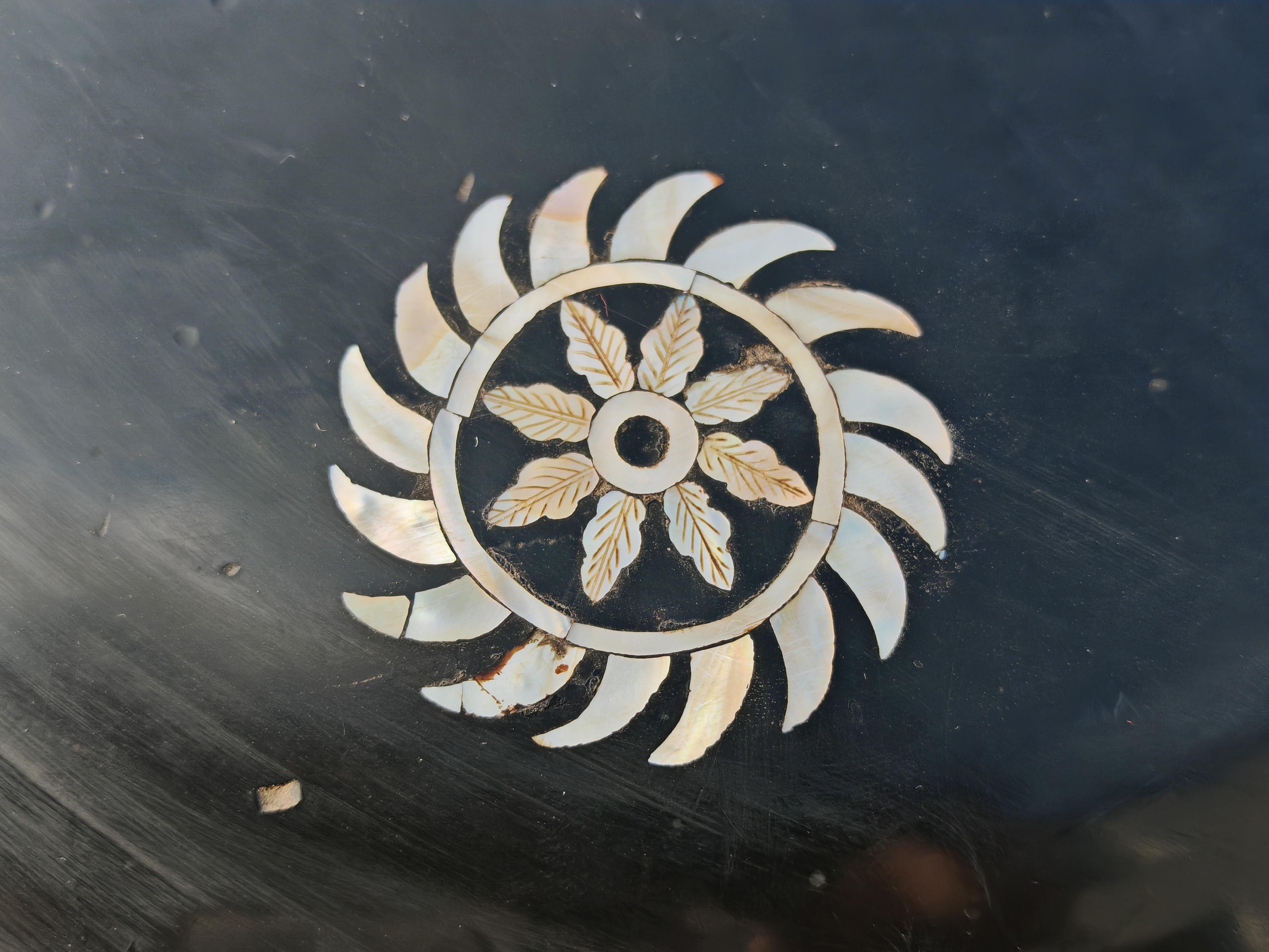 Paire de boîtes décoratives anciennes en bois laqué noir et incrustation de nacre Bon état - En vente à Beograd, RS