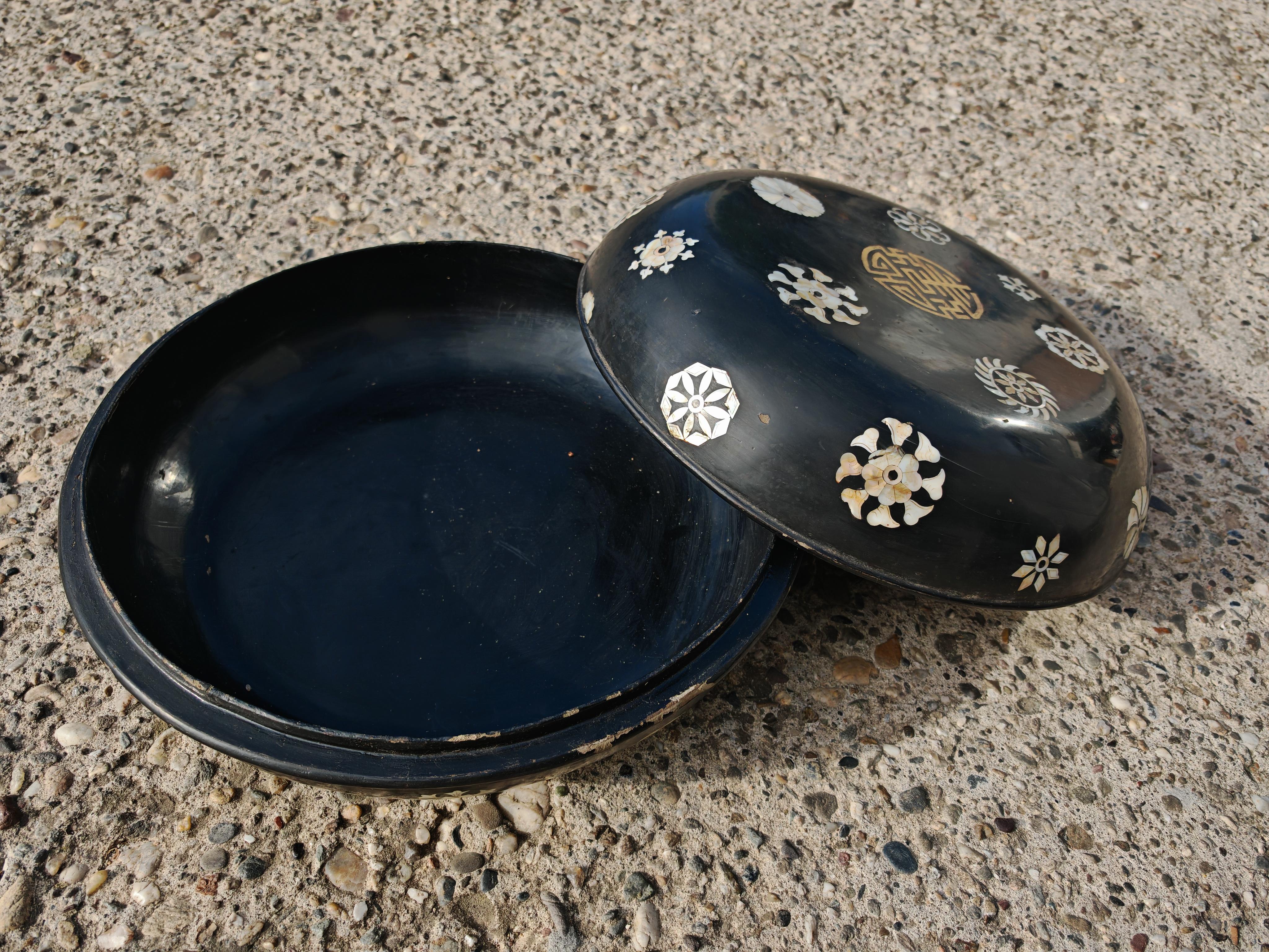 XIXe siècle Paire de boîtes décoratives anciennes en bois laqué noir et incrustation de nacre en vente