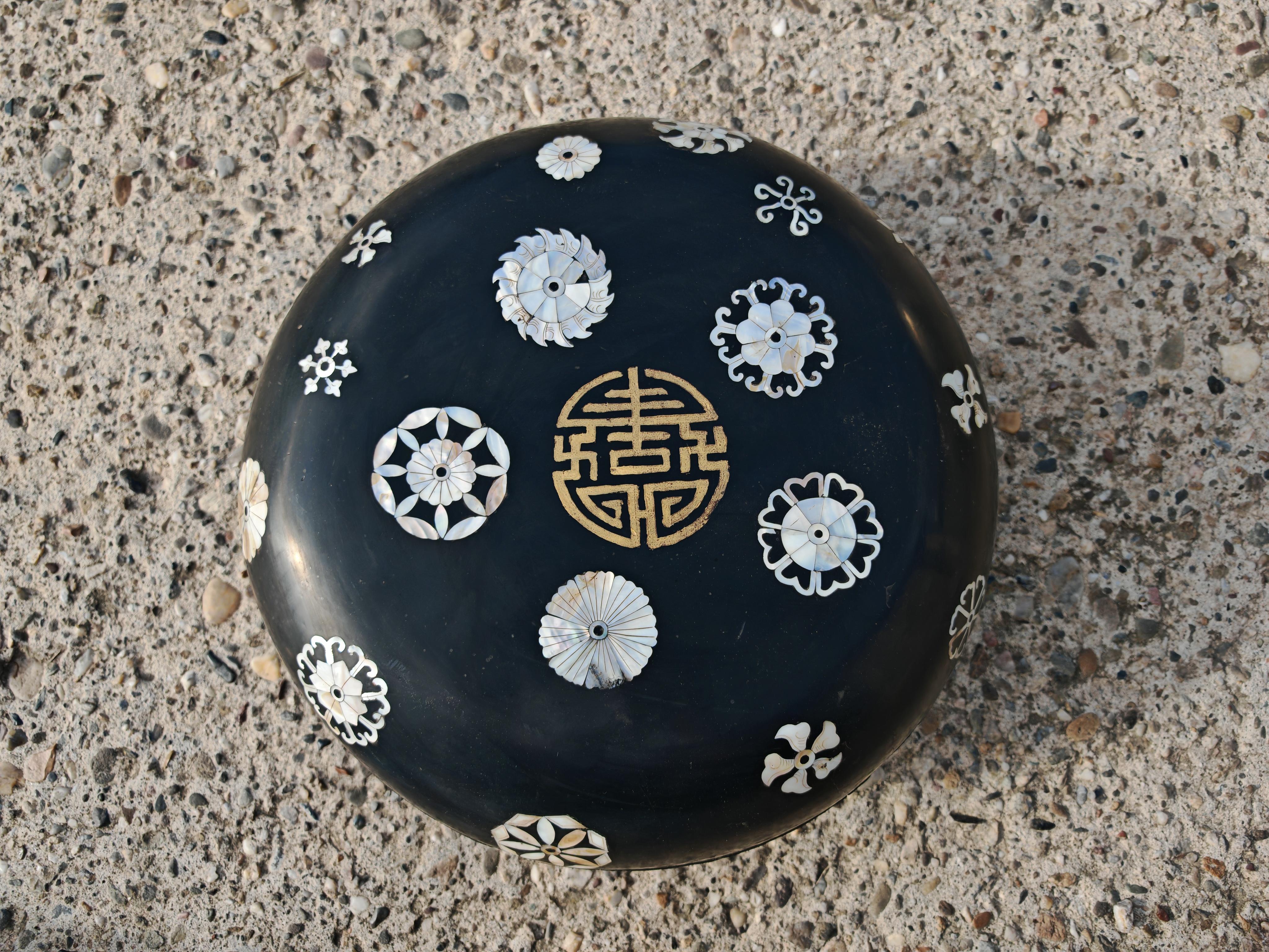 Nacre Paire de boîtes décoratives anciennes en bois laqué noir et incrustation de nacre en vente