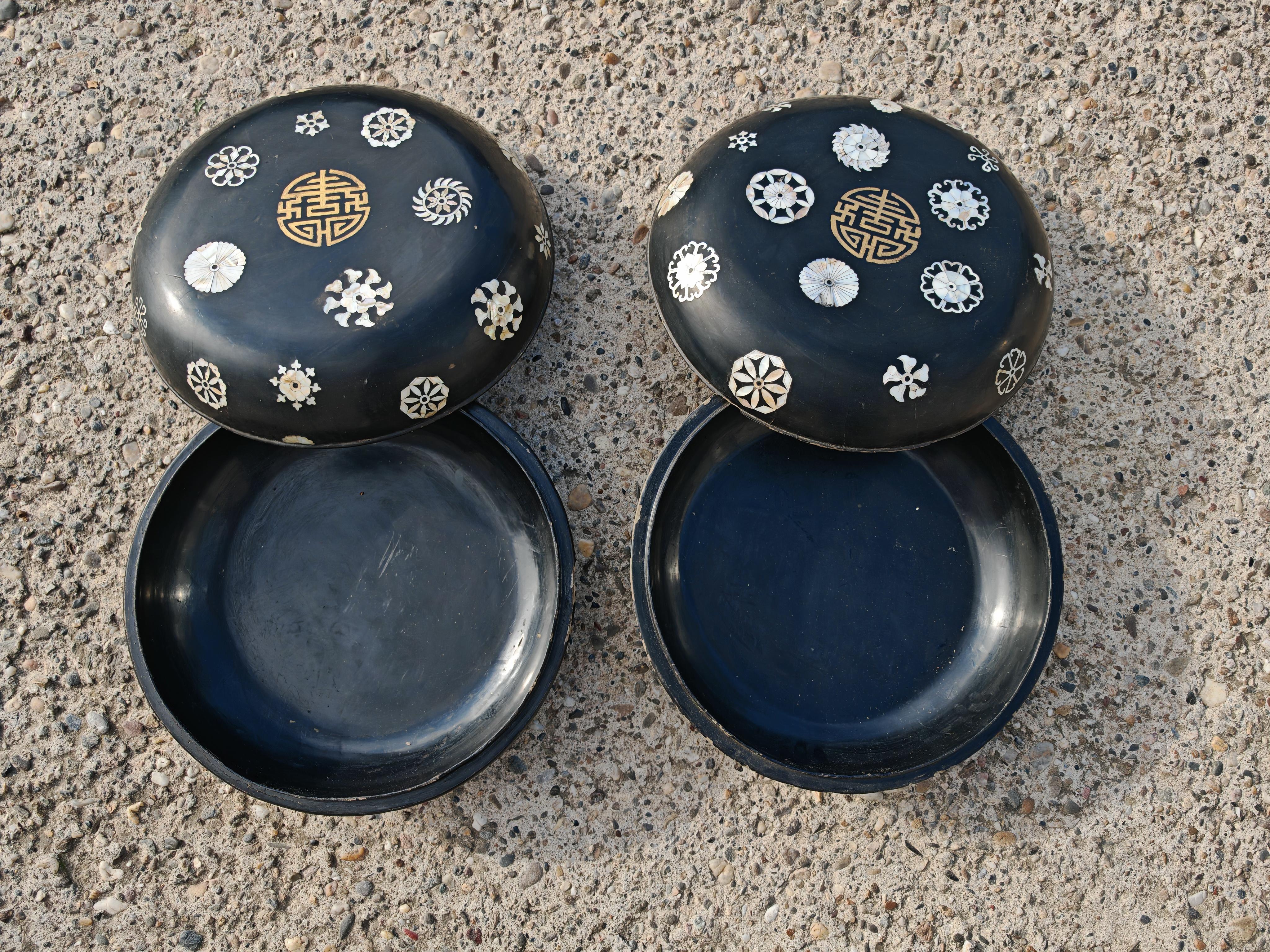 Paire de boîtes décoratives anciennes en bois laqué noir et incrustation de nacre en vente 2