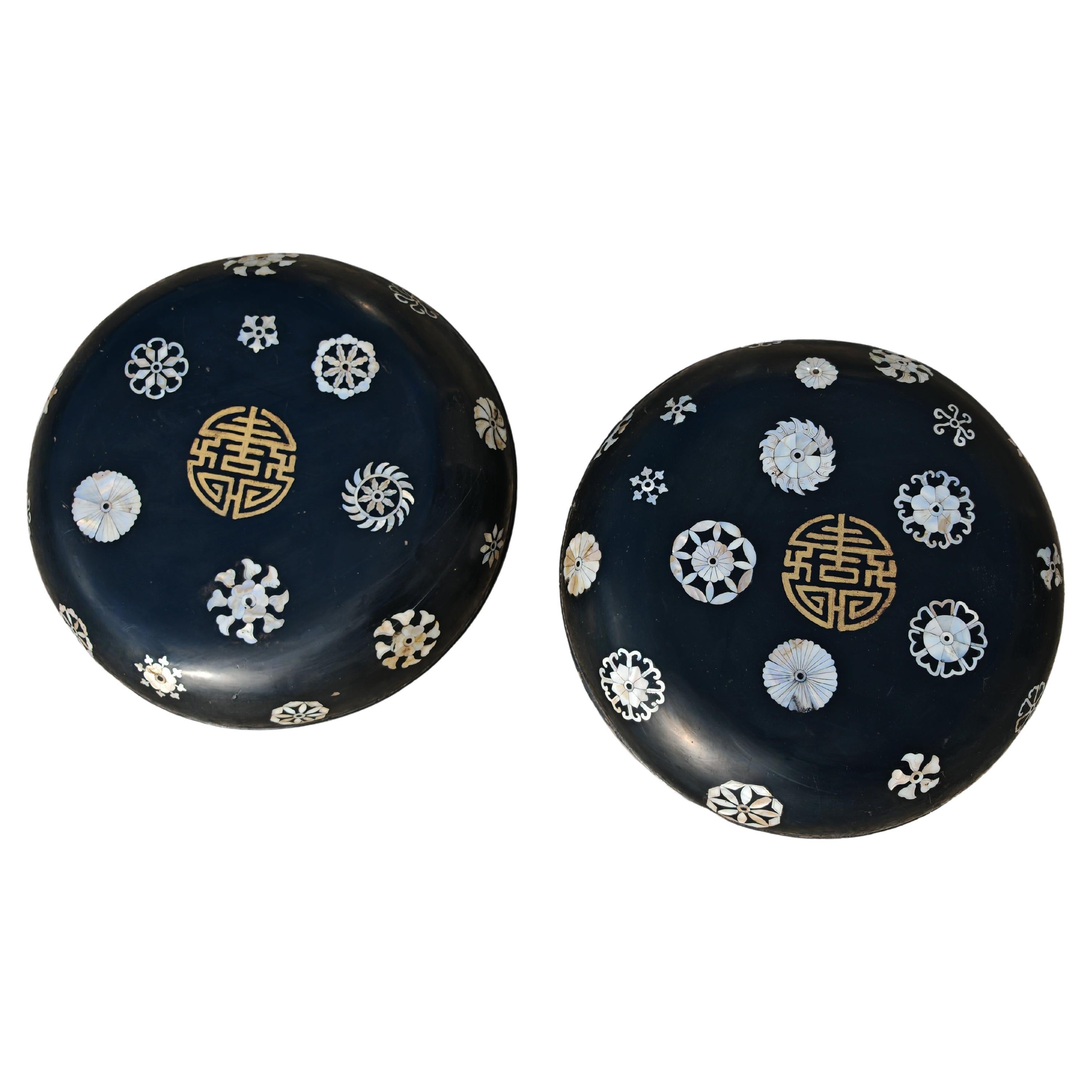 Paire de boîtes décoratives anciennes en bois laqué noir et incrustation de nacre en vente