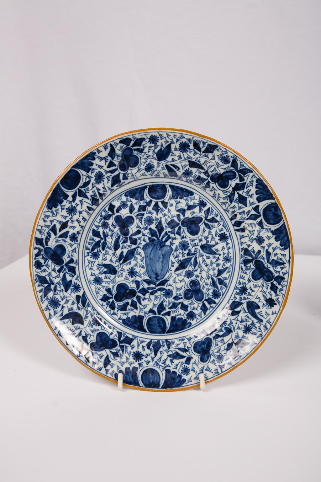 Paar antike blaue und weiße Delfter Teller aus dem 18. Jahrhundert (Rokoko)