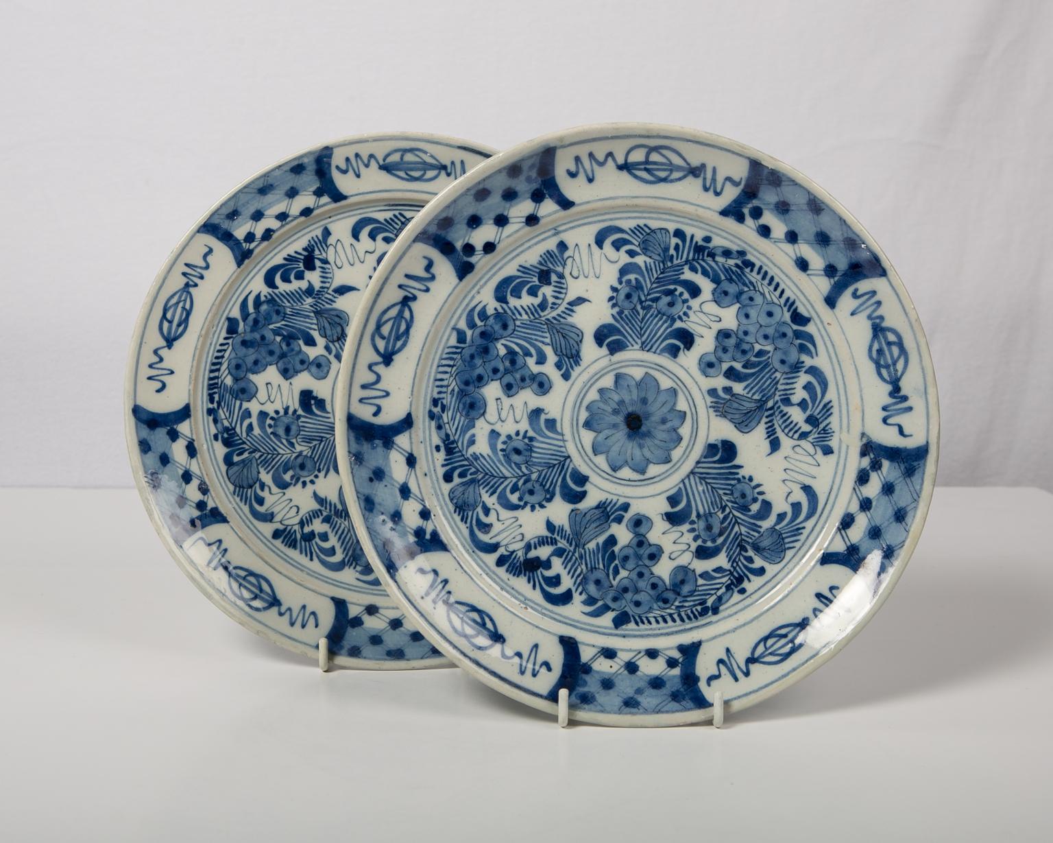 Paar antike blaue und weiße Delfter Teller um 1780 (Rokoko)