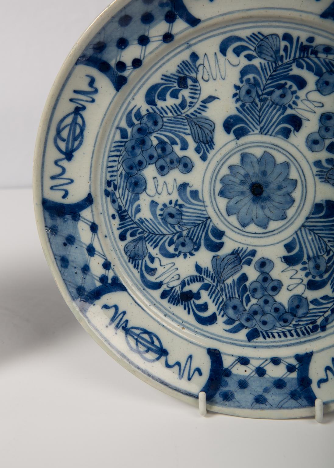 Pair of Antique Blue and White Delft Plates circa 1780 In Excellent Condition In Katonah, NY