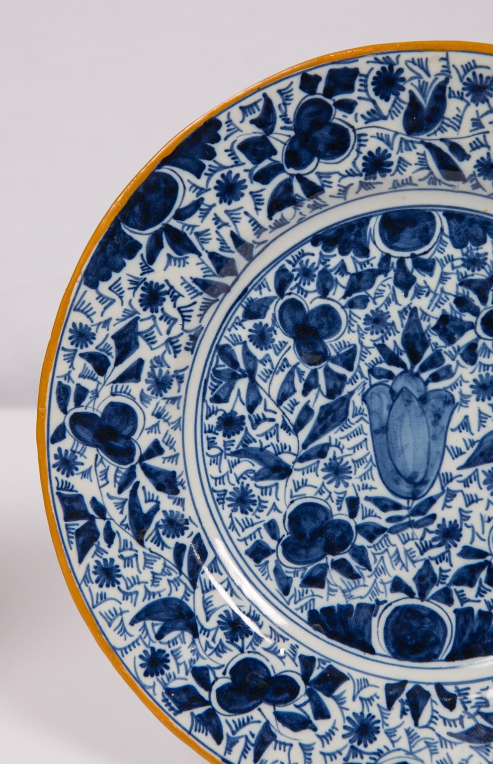 Paar antike blaue und weiße Delfter Teller aus dem 18. Jahrhundert (Spätes 18. Jahrhundert)
