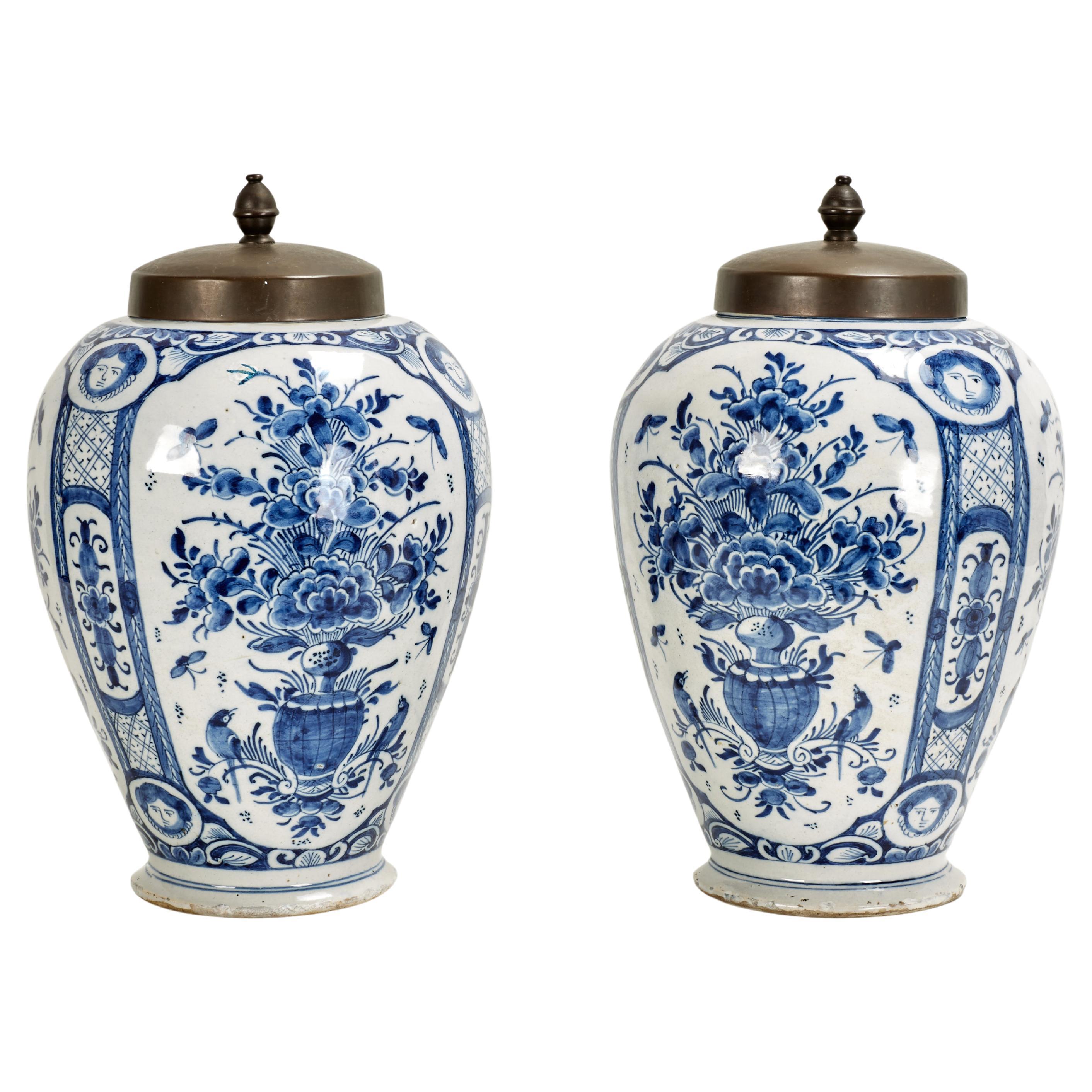 Coppia di antichi barattoli per spezie Delft blu e bianchi in vendita