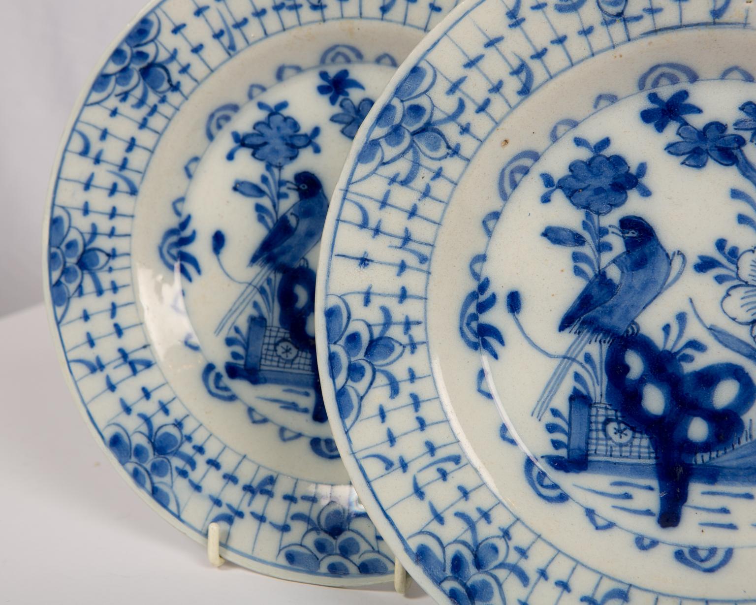 Peint Paire d'anciens plats néerlandais en faïence de Delft bleu et blanc, début du 19ème siècle, vers 1820 en vente