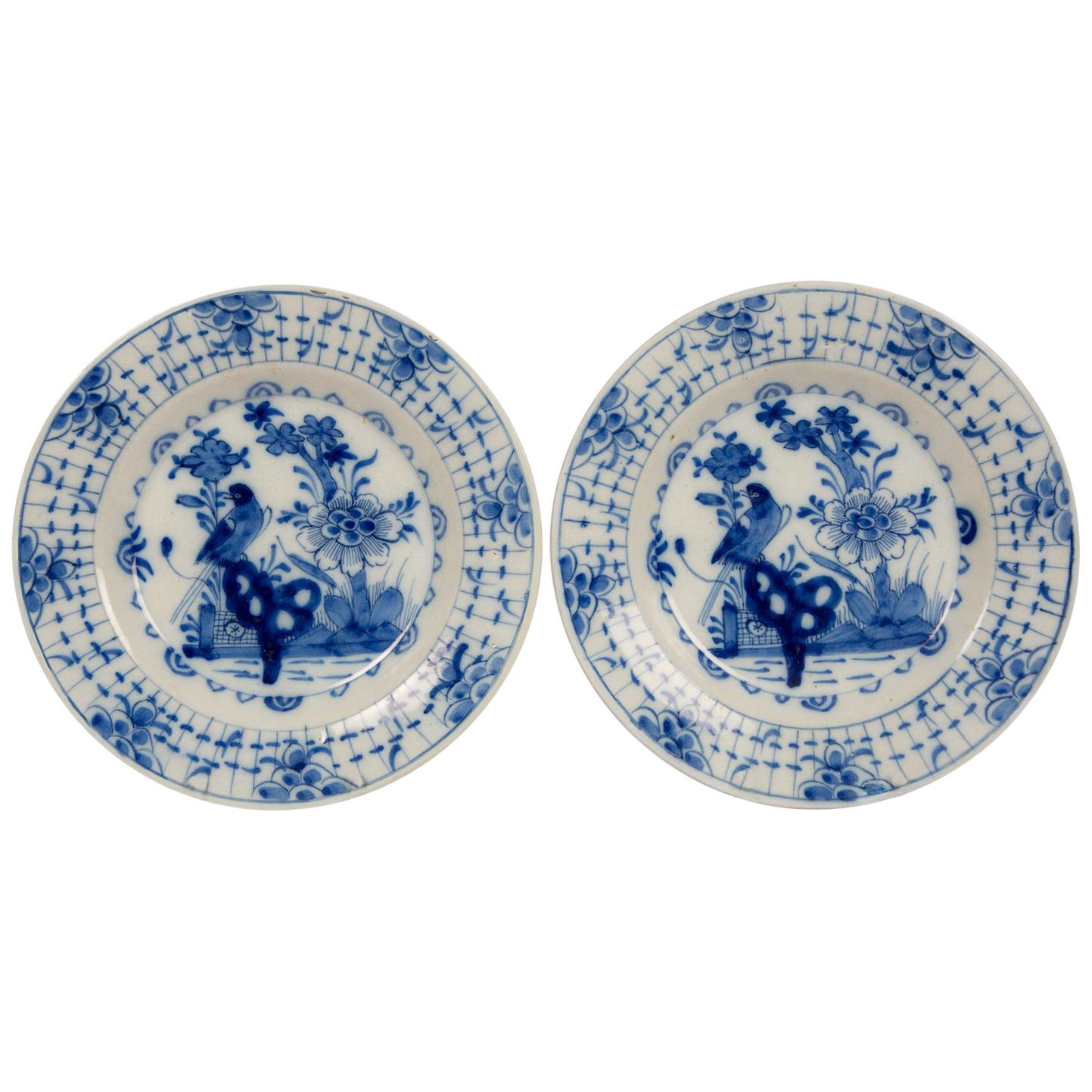 Paire d'anciens plats néerlandais en faïence de Delft bleu et blanc, début du 19ème siècle, vers 1820