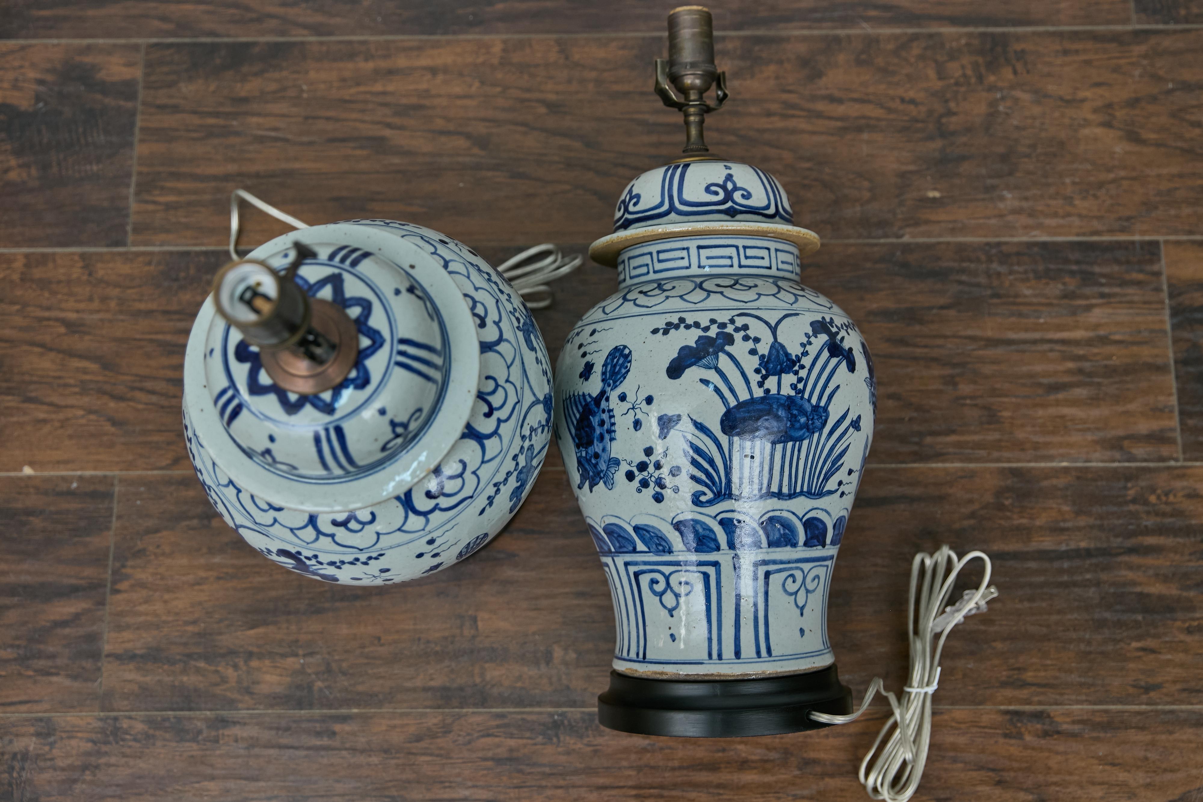 Paire de lampes de bureau en forme de pots en porcelaine bleue et blanche, câblées aux États-Unis en vente 4