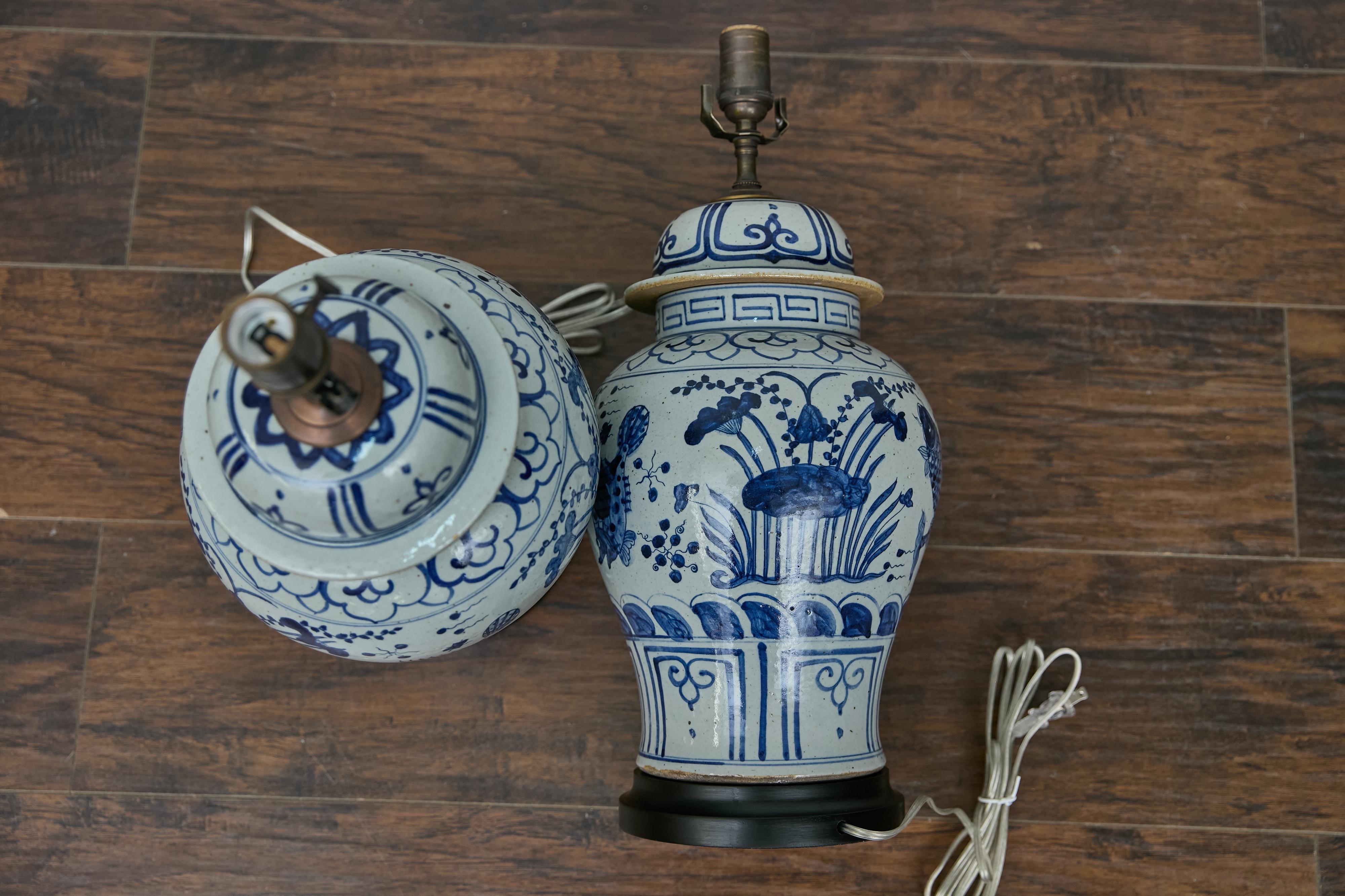 Paire de lampes de bureau en forme de pots en porcelaine bleue et blanche, câblées aux États-Unis en vente 5
