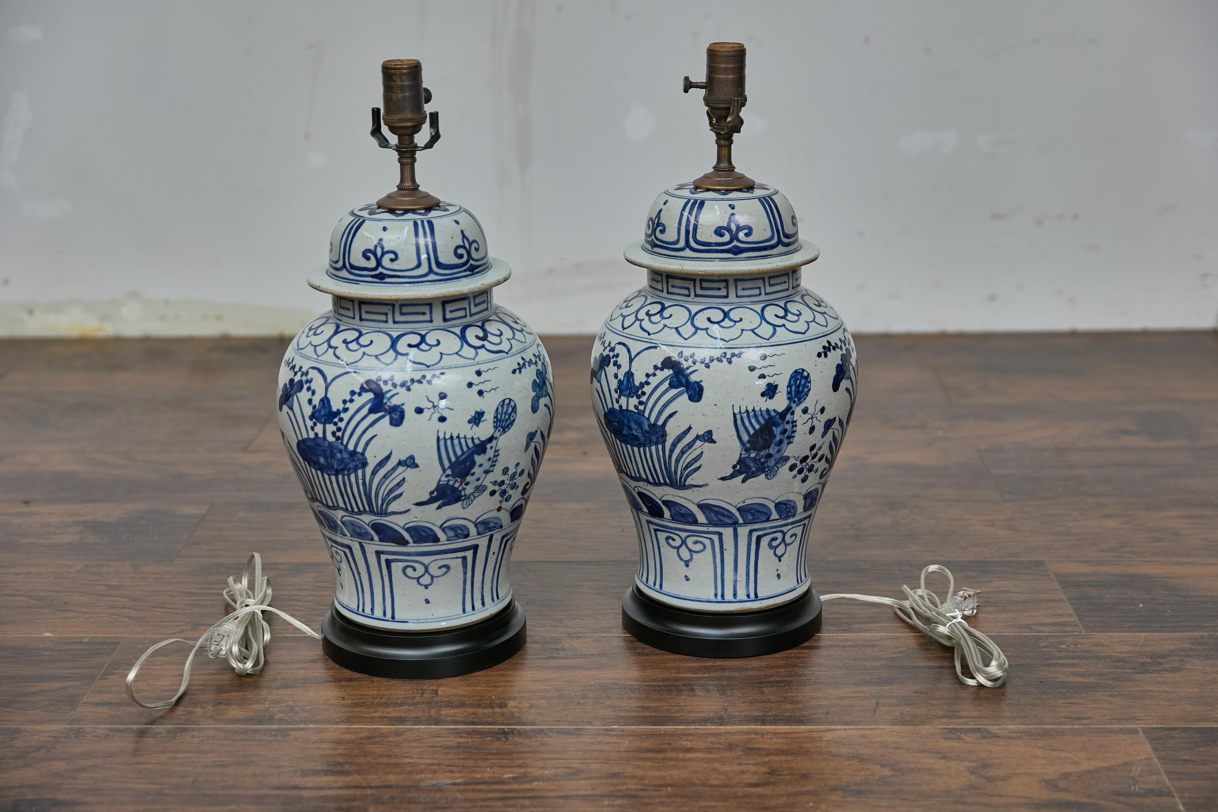 Paire de lampes de bureau en forme de pots en porcelaine bleue et blanche, câblées aux États-Unis en vente 6