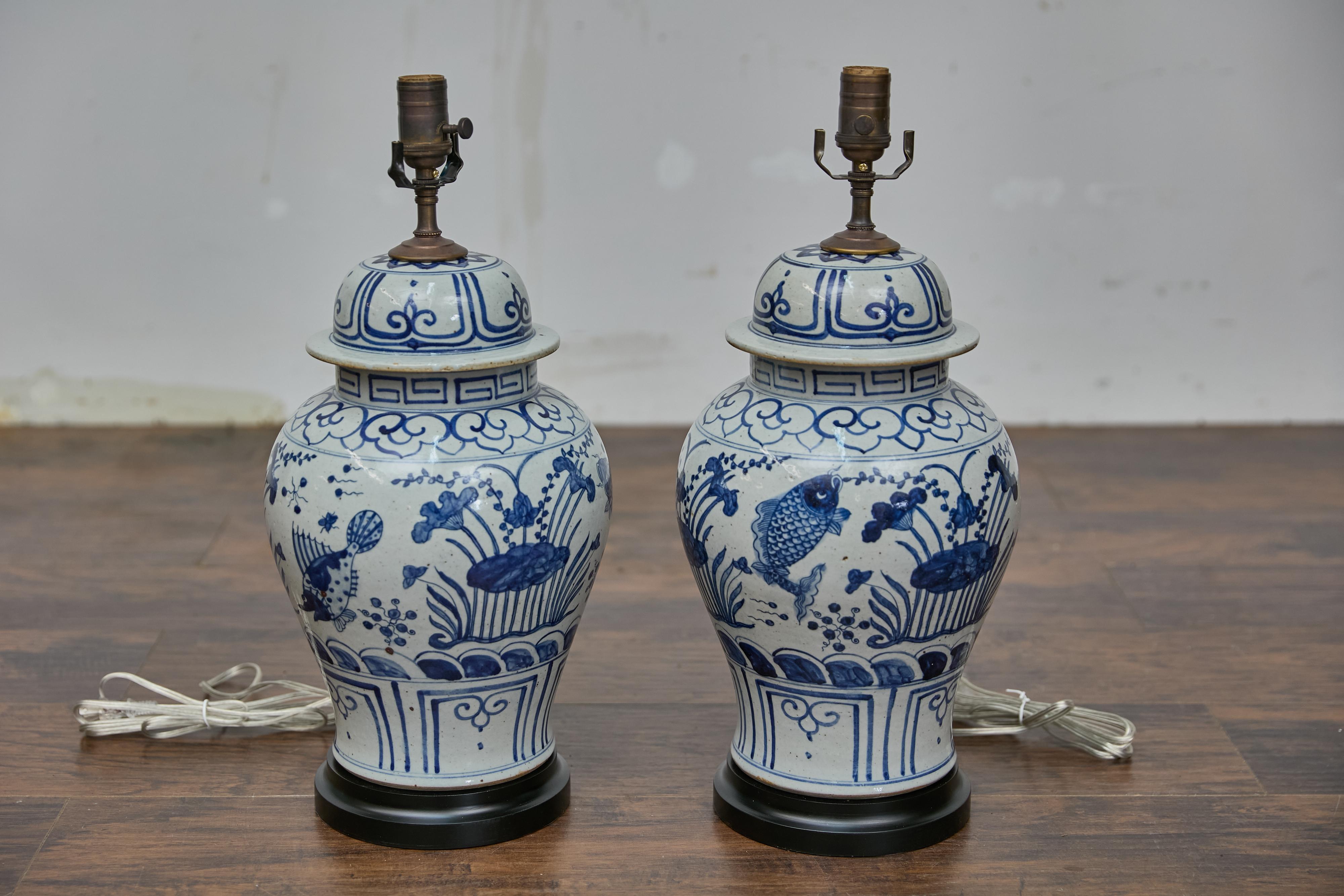 Paire de lampes de bureau en forme de pots en porcelaine bleue et blanche, câblées aux États-Unis en vente 8