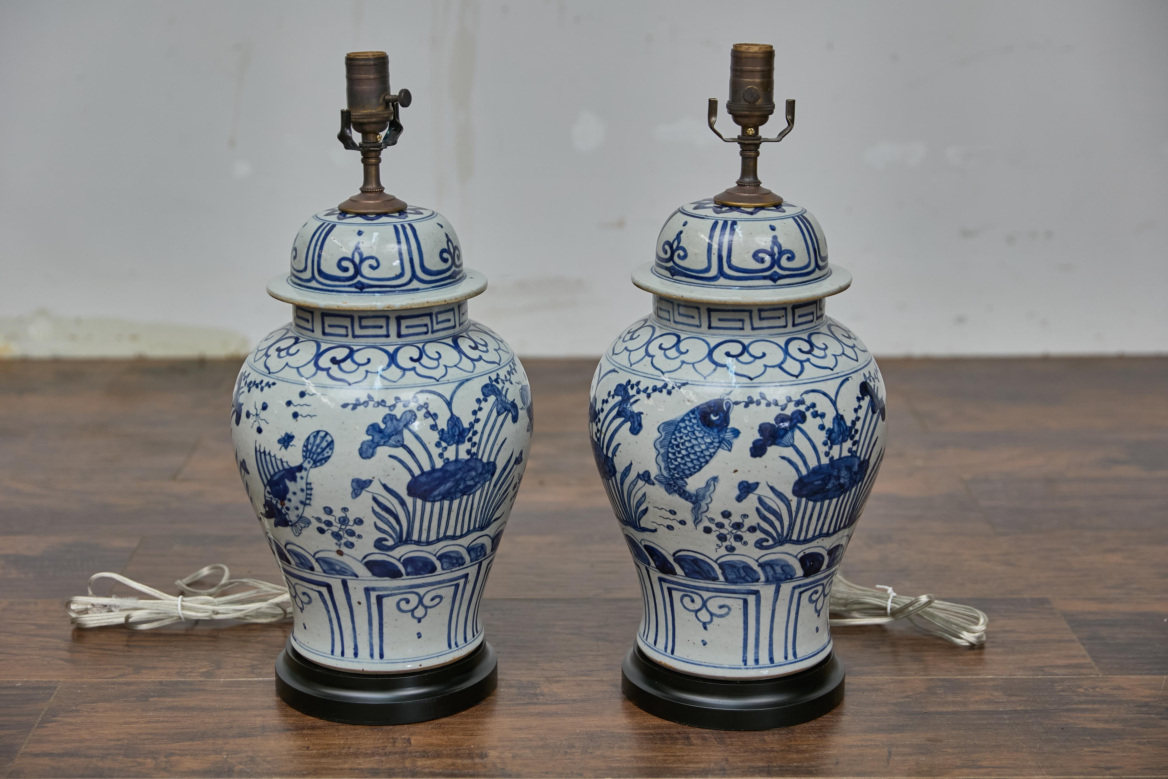 Paire de lampes de bureau en forme de pots en porcelaine bleue et blanche, câblées aux États-Unis en vente 9