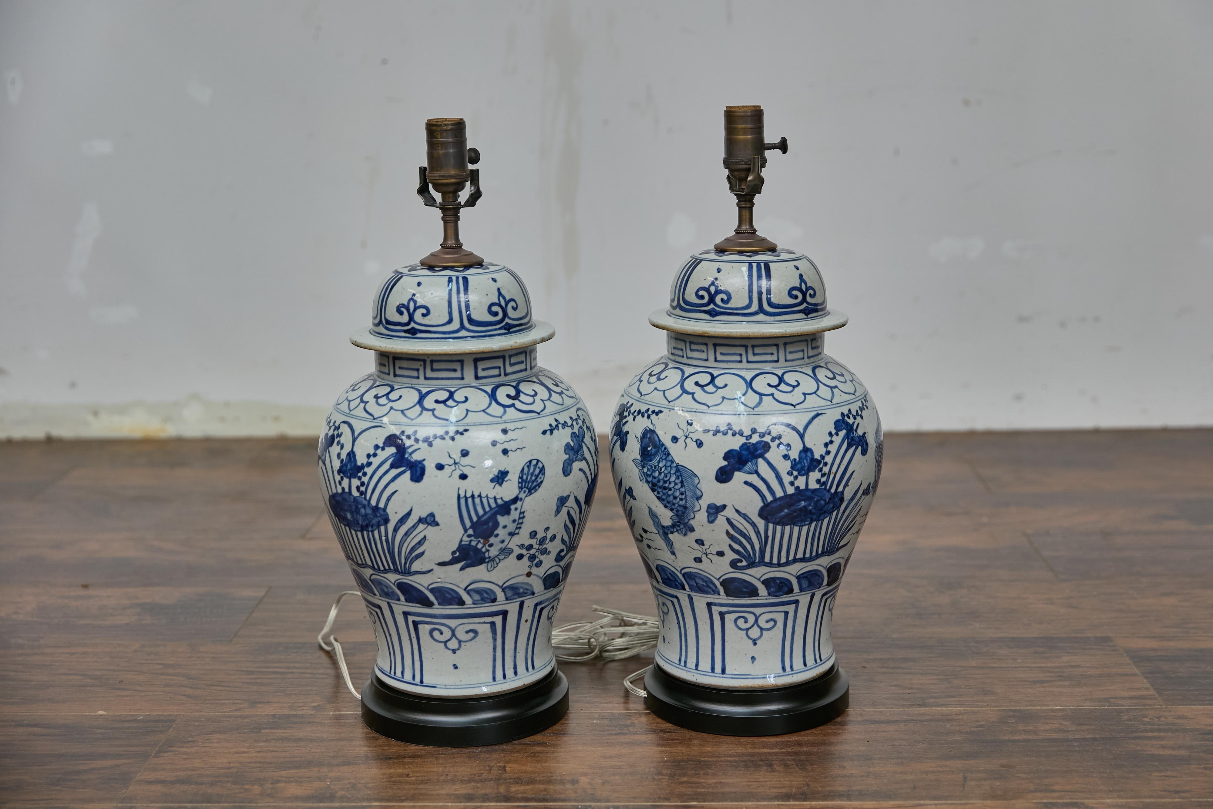 Paire de lampes de bureau en forme de pots en porcelaine bleue et blanche, câblées aux États-Unis en vente 10