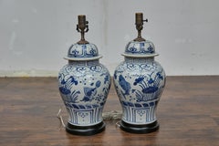 Pareja de lámparas de sobremesa de porcelana azul y blanca en forma de tarro, cableadas en EE.UU.