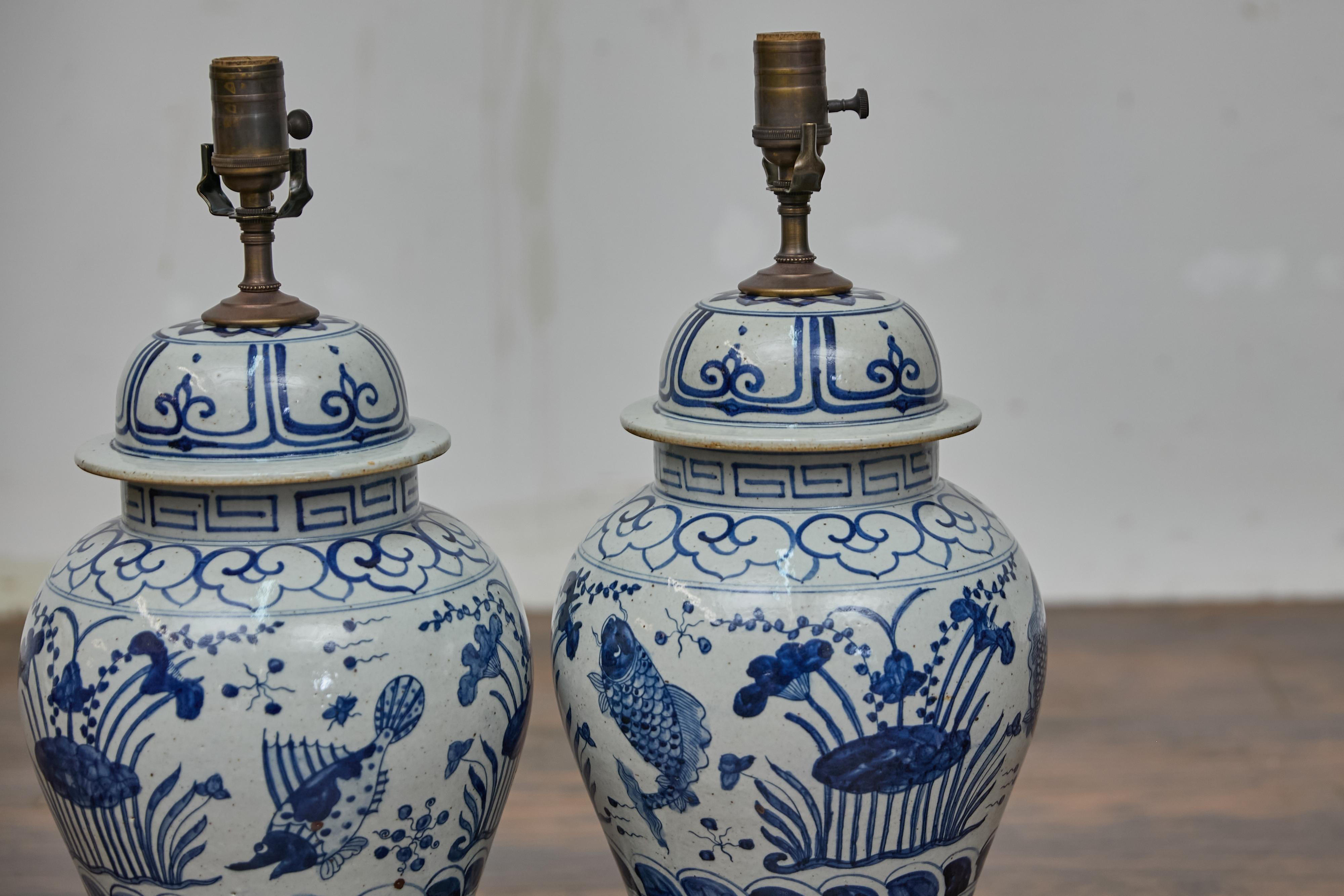 Asiatique Paire de lampes de bureau en forme de pots en porcelaine bleue et blanche, câblées aux États-Unis en vente