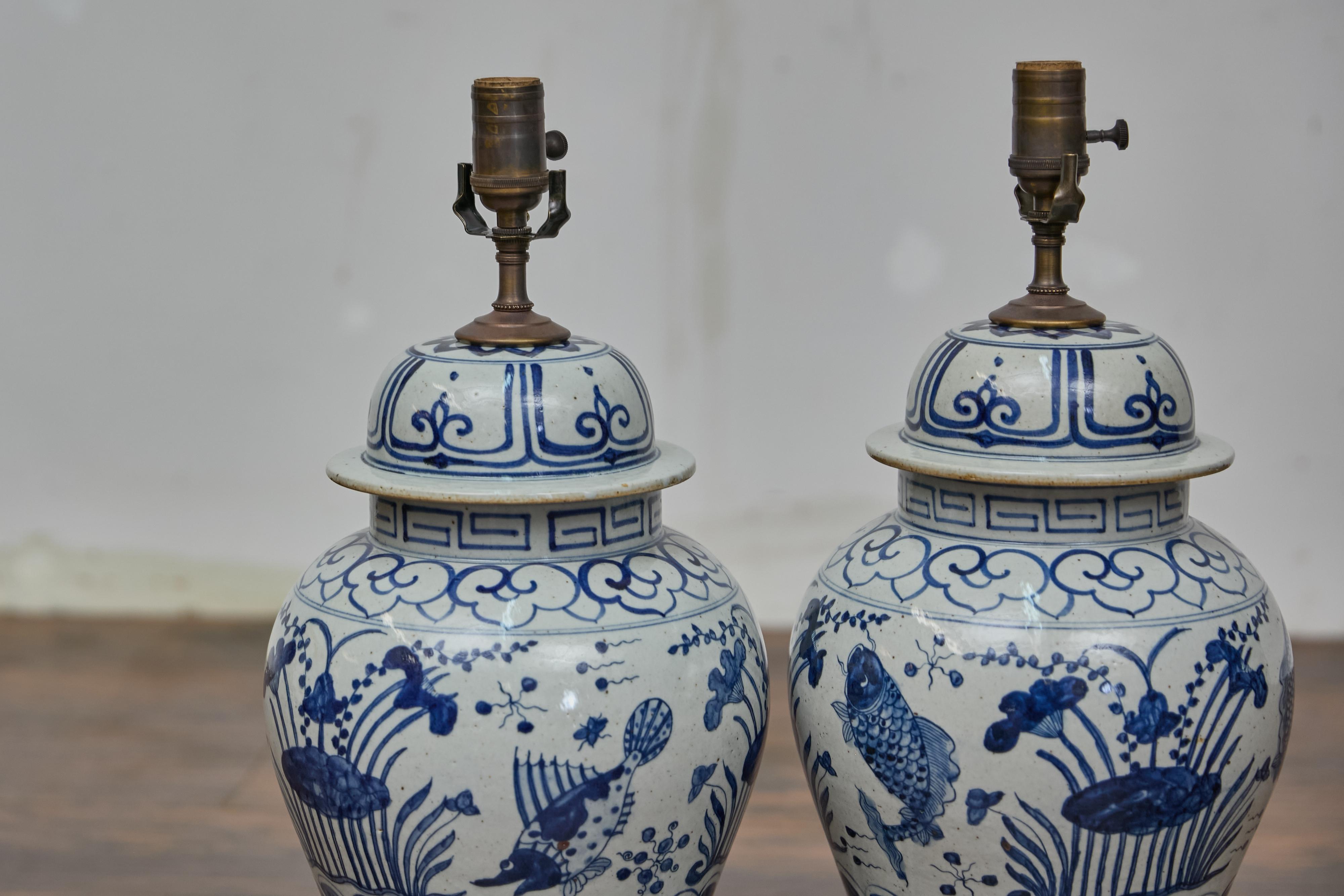 Peint à la main Paire de lampes de bureau en forme de pots en porcelaine bleue et blanche, câblées aux États-Unis en vente
