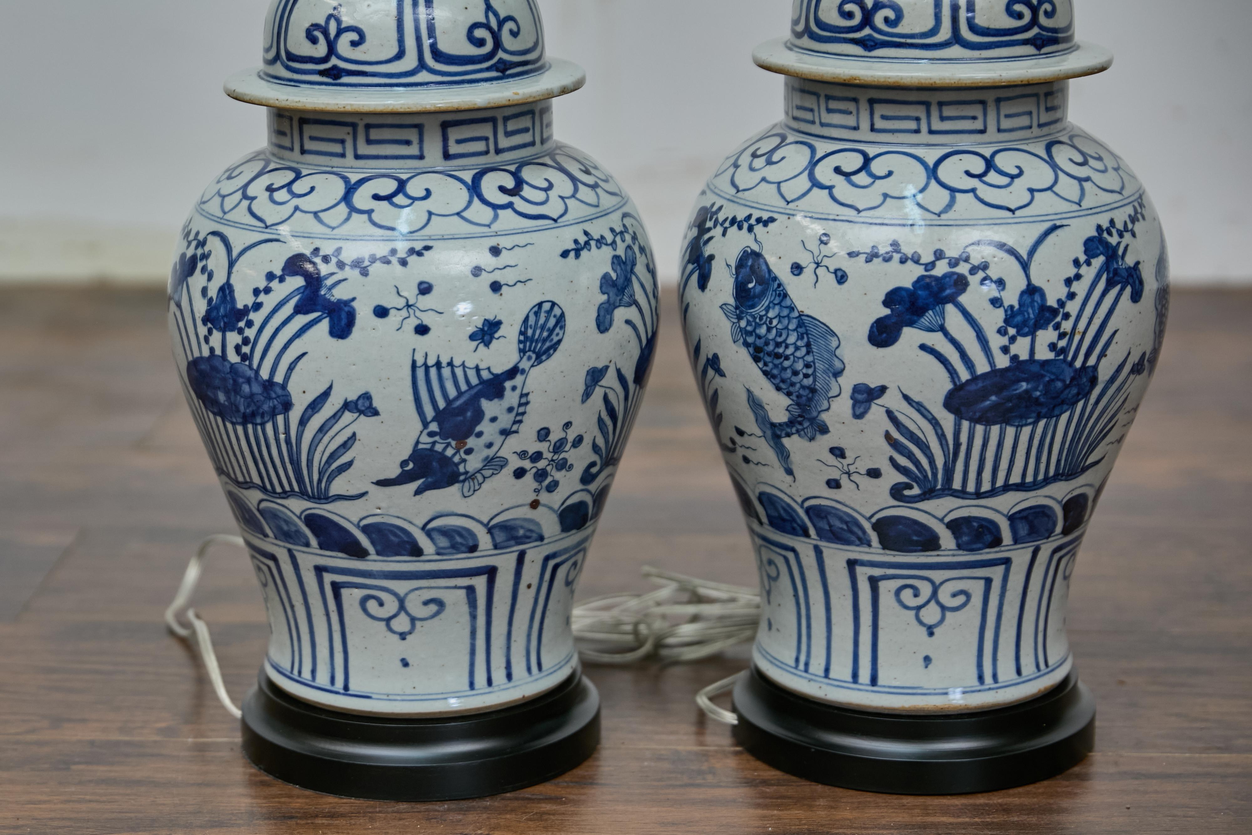 Paire de lampes de bureau en forme de pots en porcelaine bleue et blanche, câblées aux États-Unis Excellent état - En vente à Atlanta, GA