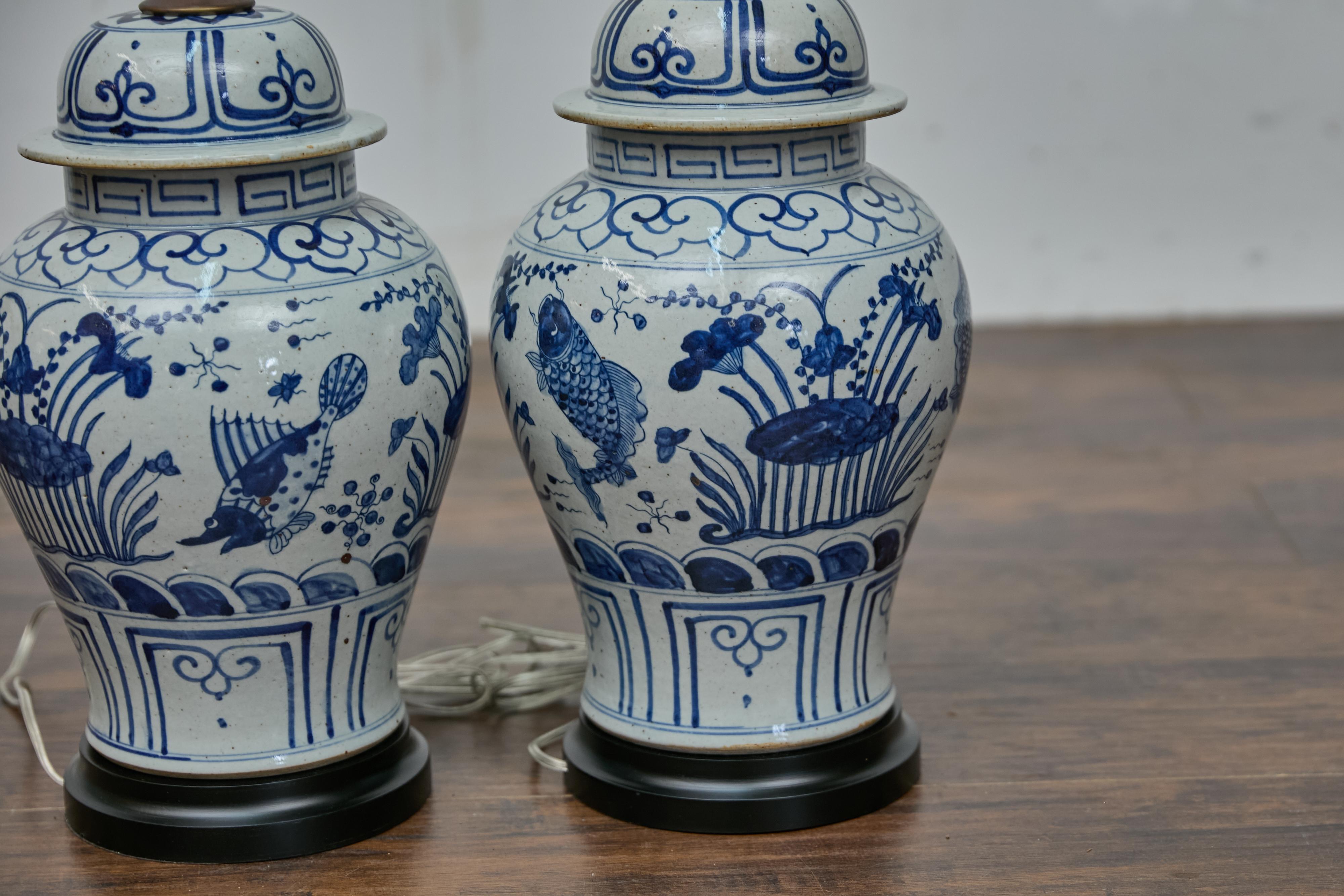 XXIe siècle et contemporain Paire de lampes de bureau en forme de pots en porcelaine bleue et blanche, câblées aux États-Unis en vente