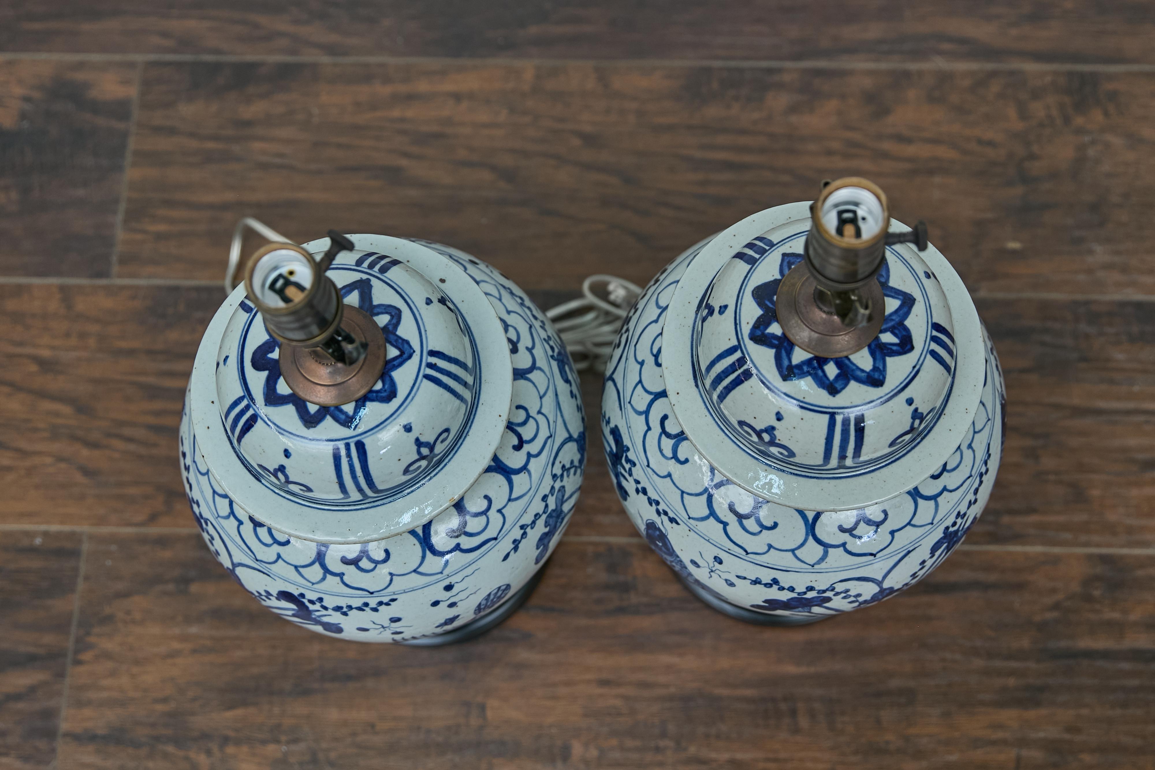 Porcelaine Paire de lampes de bureau en forme de pots en porcelaine bleue et blanche, câblées aux États-Unis en vente